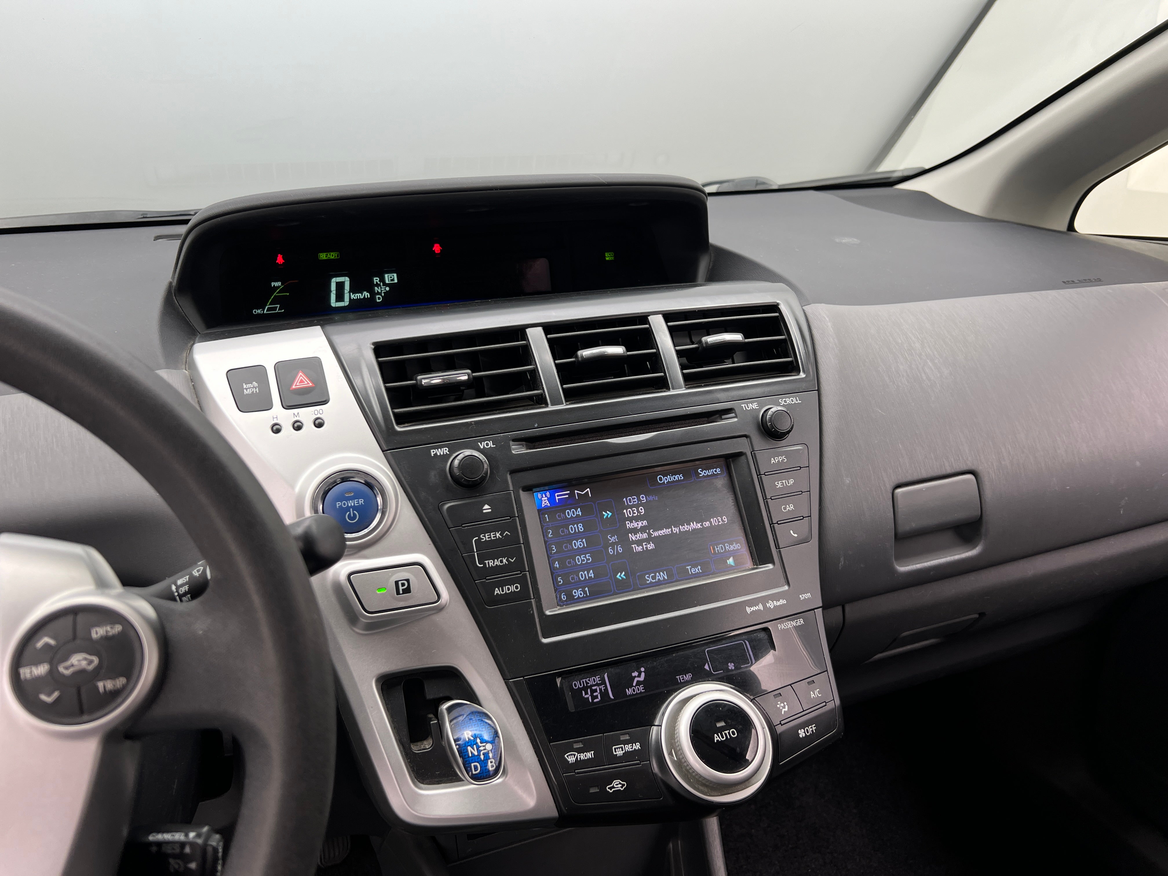 2014 Toyota Prius v Three 4