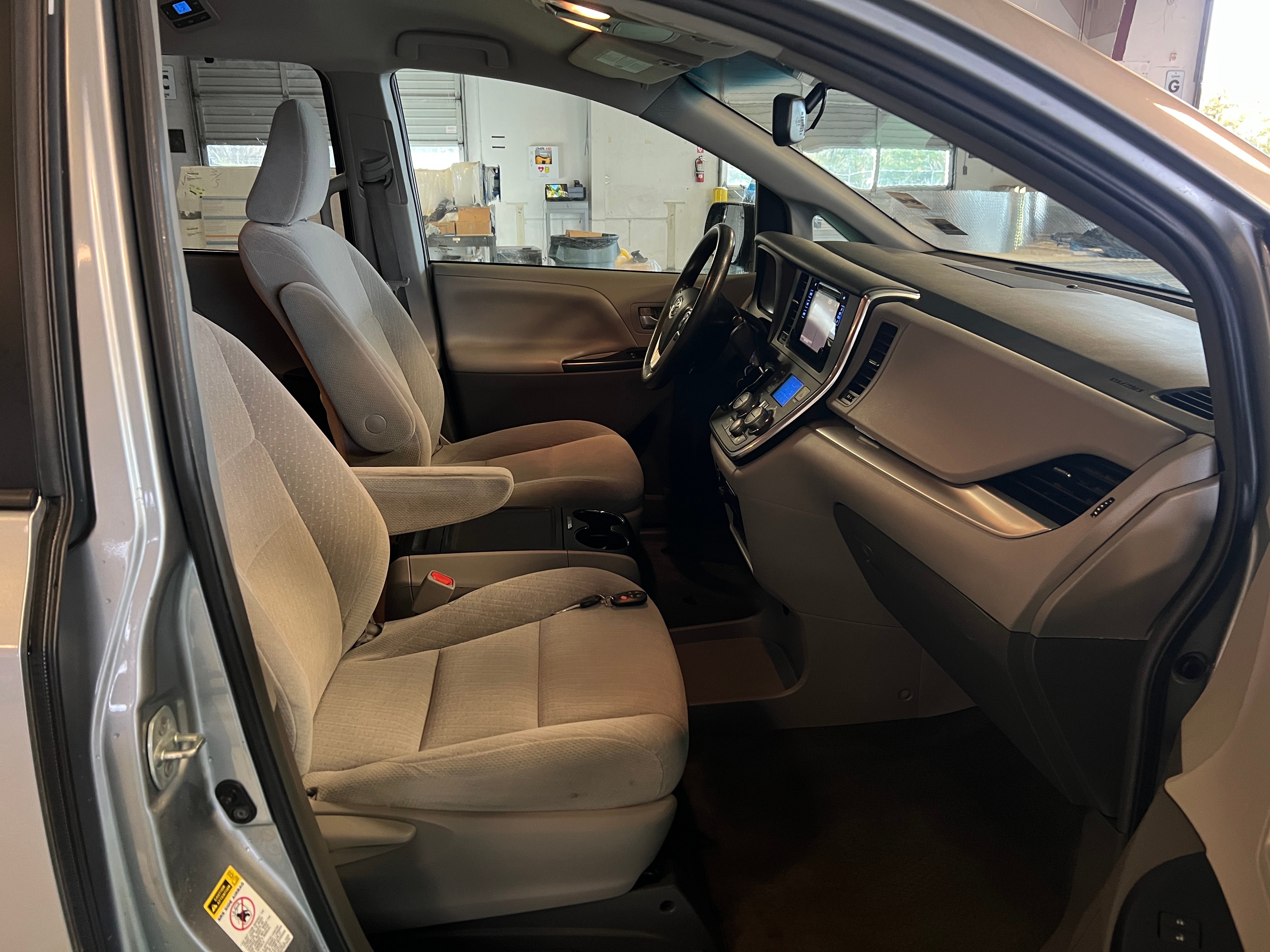 2017 Toyota Sienna LE 2