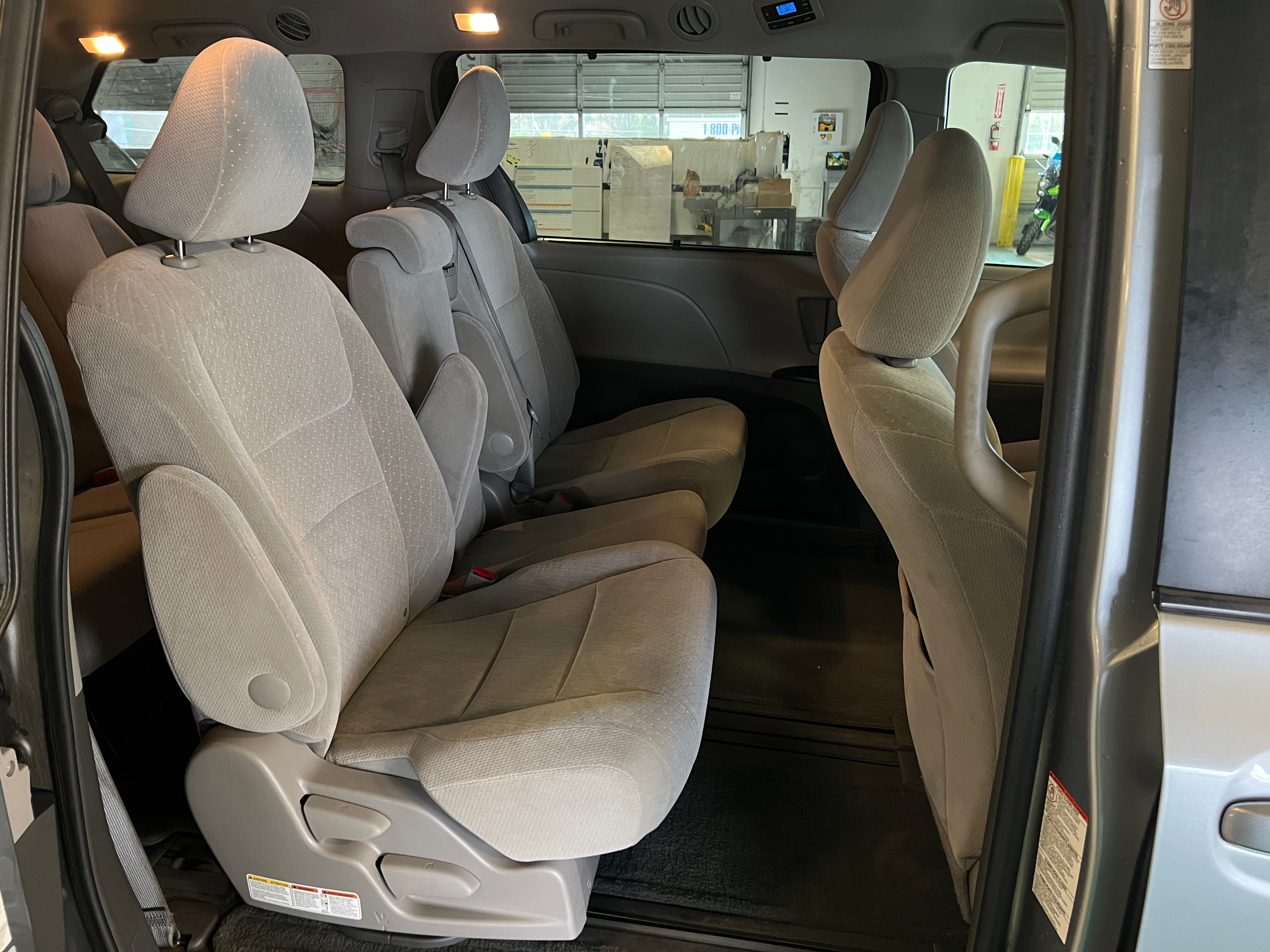 2017 Toyota Sienna LE 6