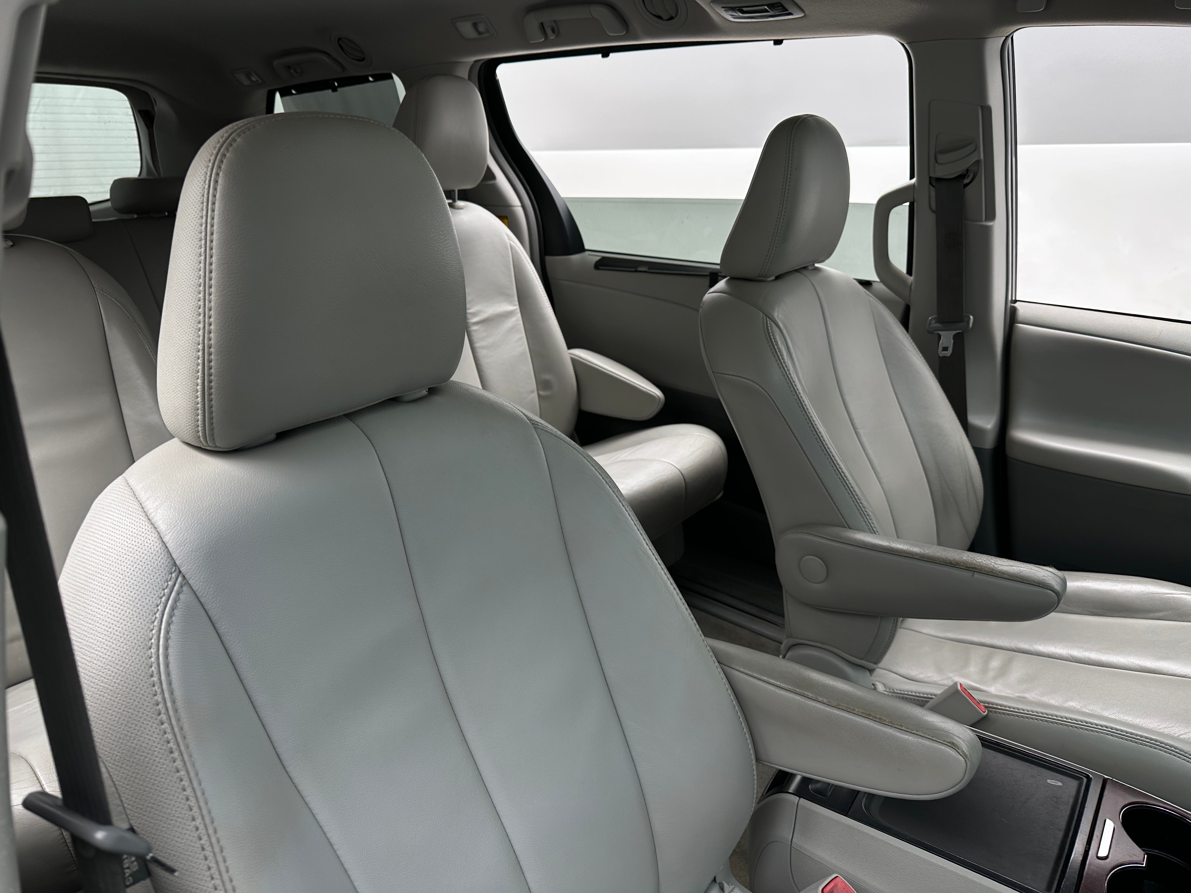 2013 Toyota Sienna XLE 2