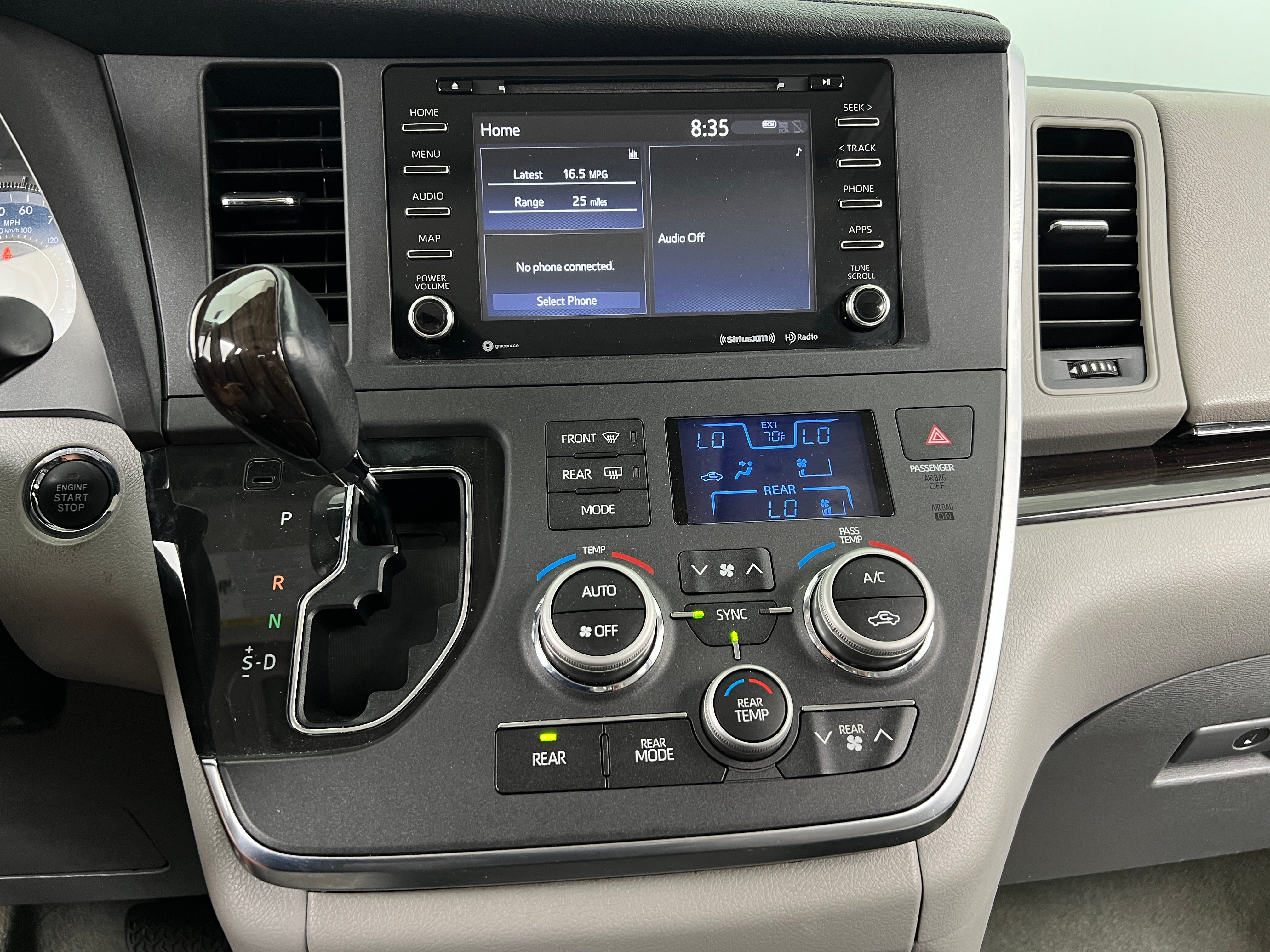 2019 Toyota Sienna XLE 3