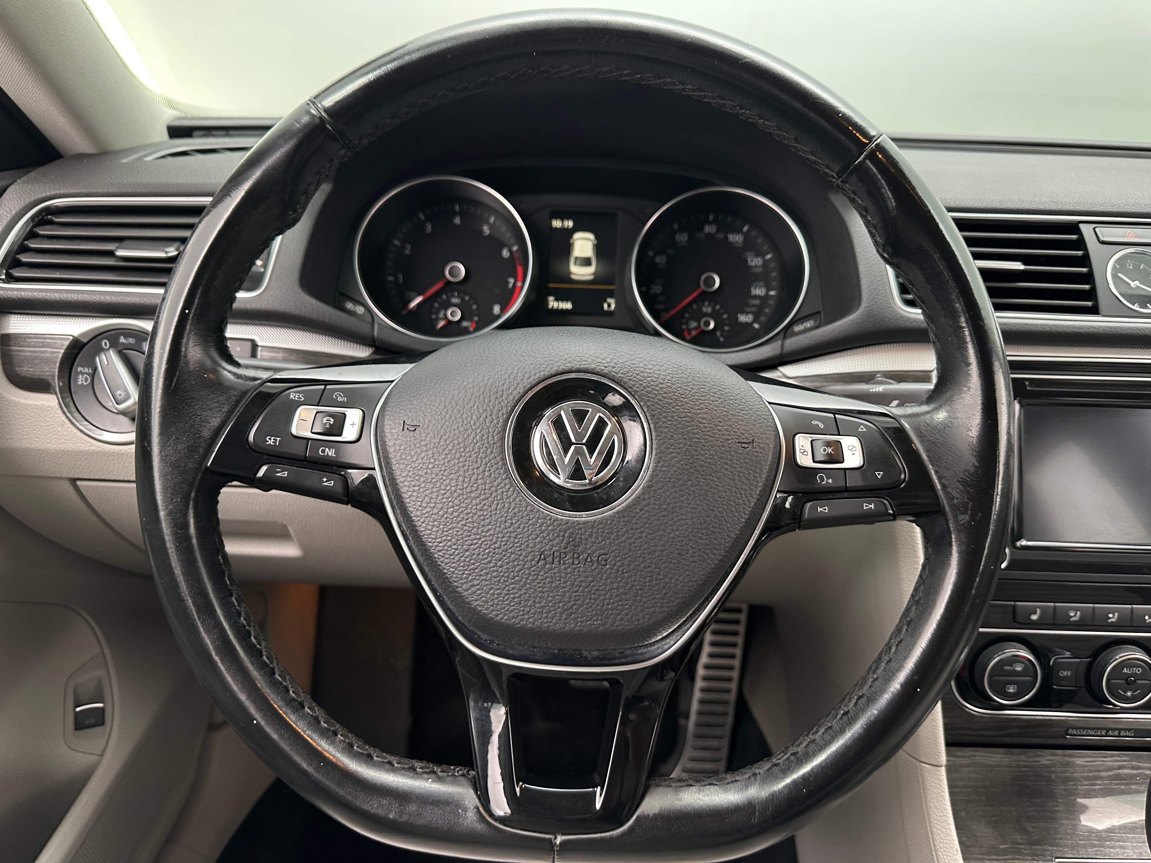 2017 Volkswagen Passat SEL 4