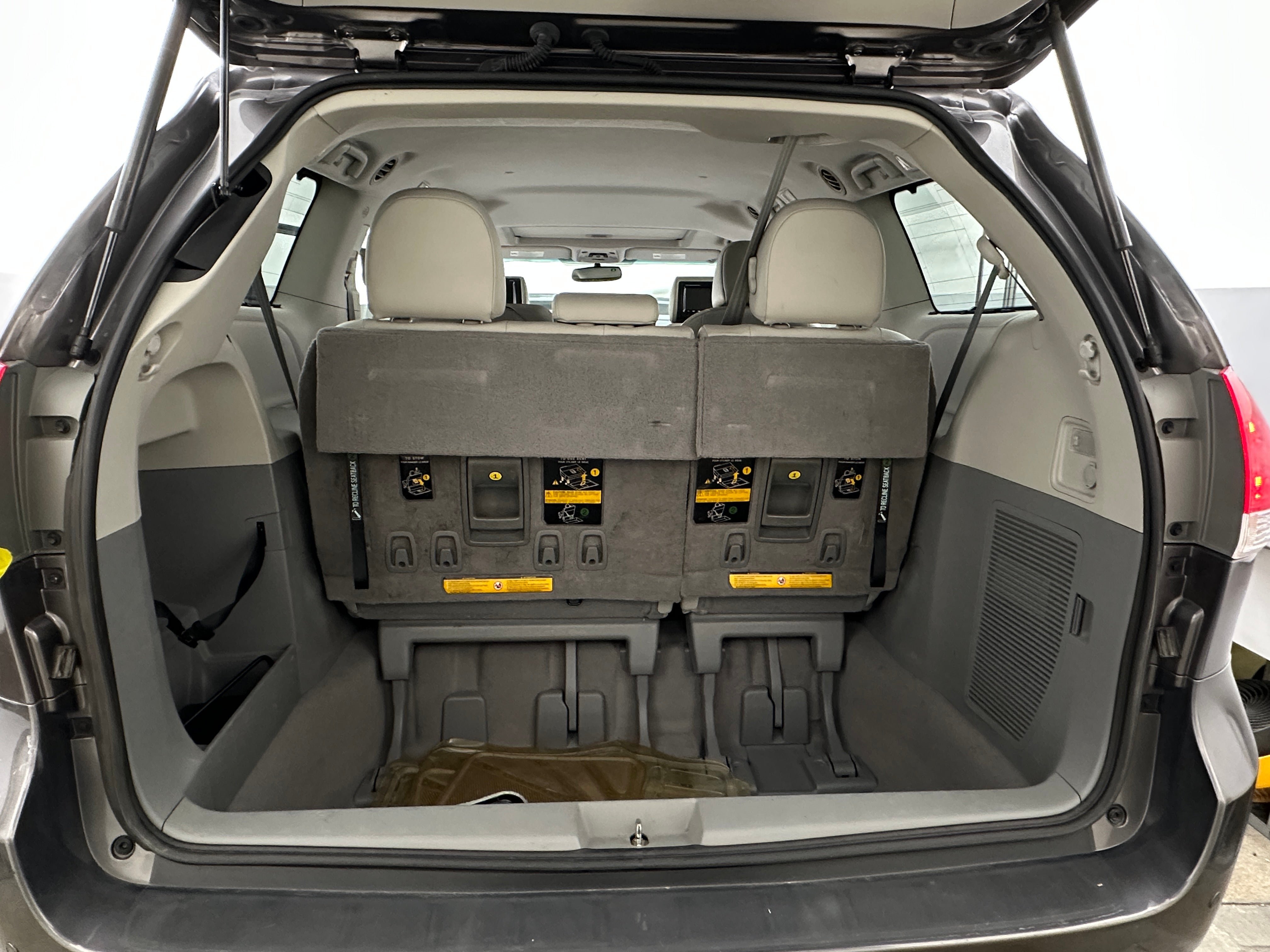 2011 Toyota Sienna XLE 6