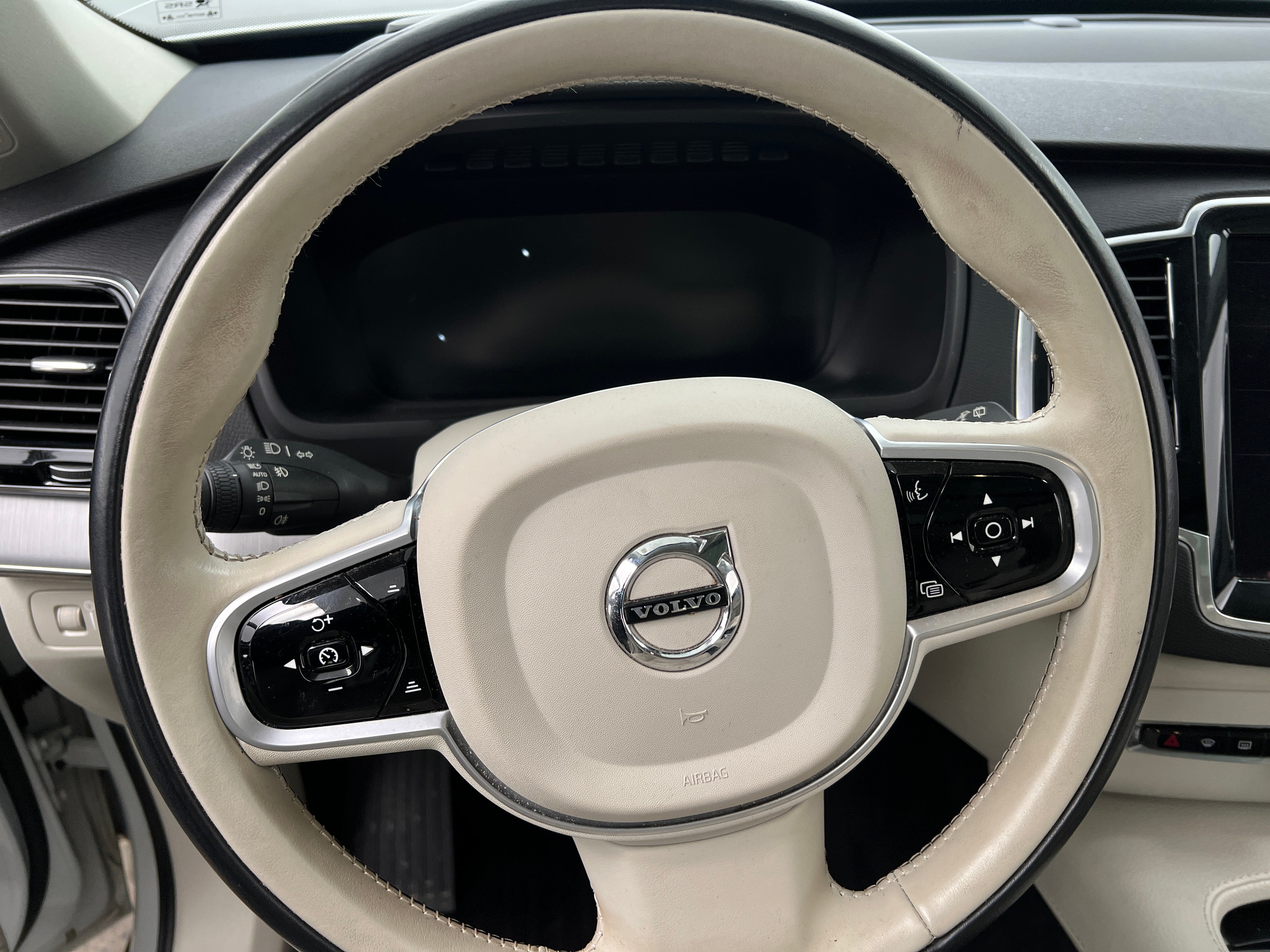 2022 Volvo XC90 T5 Momentum 5