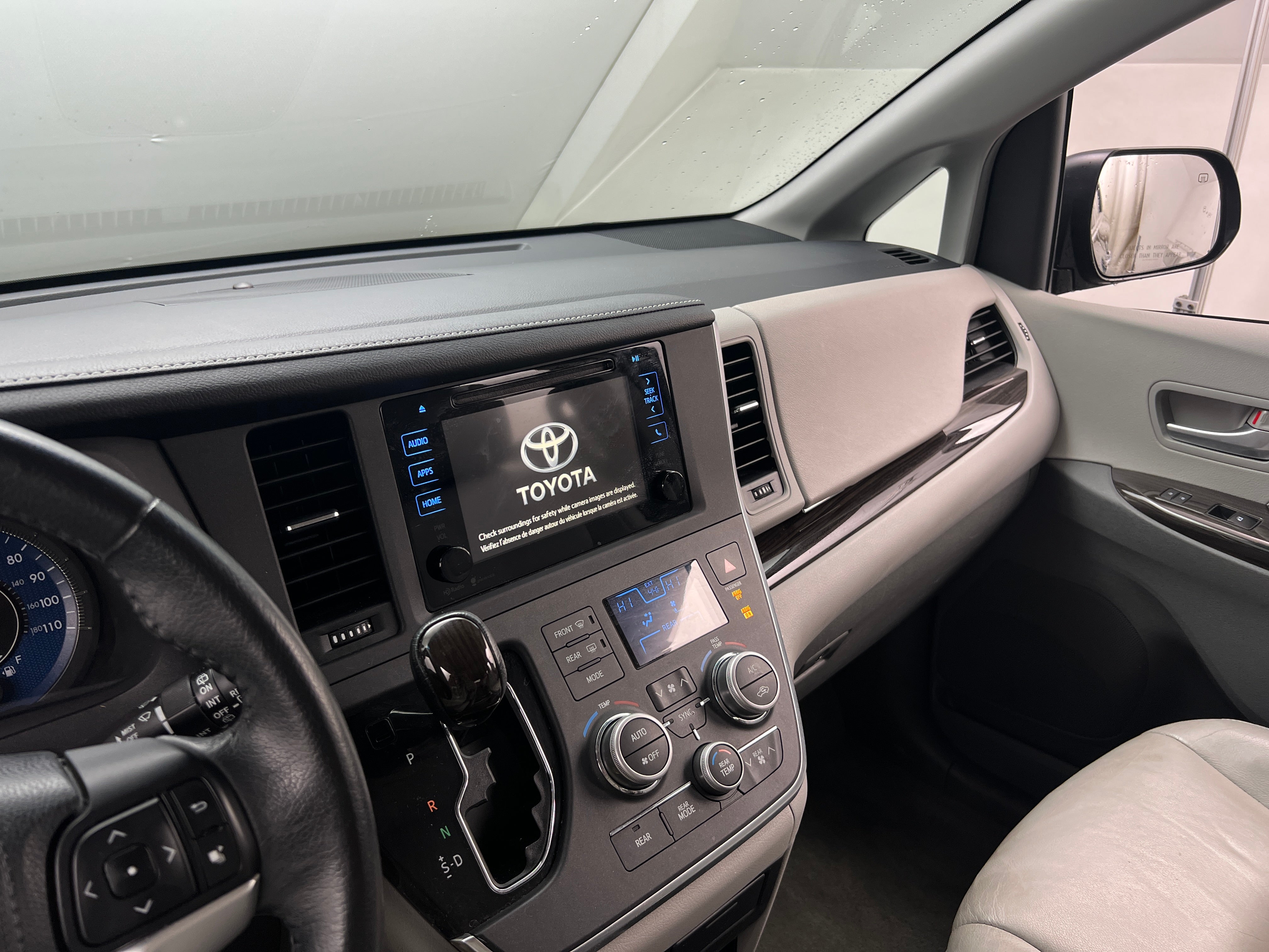 2015 Toyota Sienna XLE 3