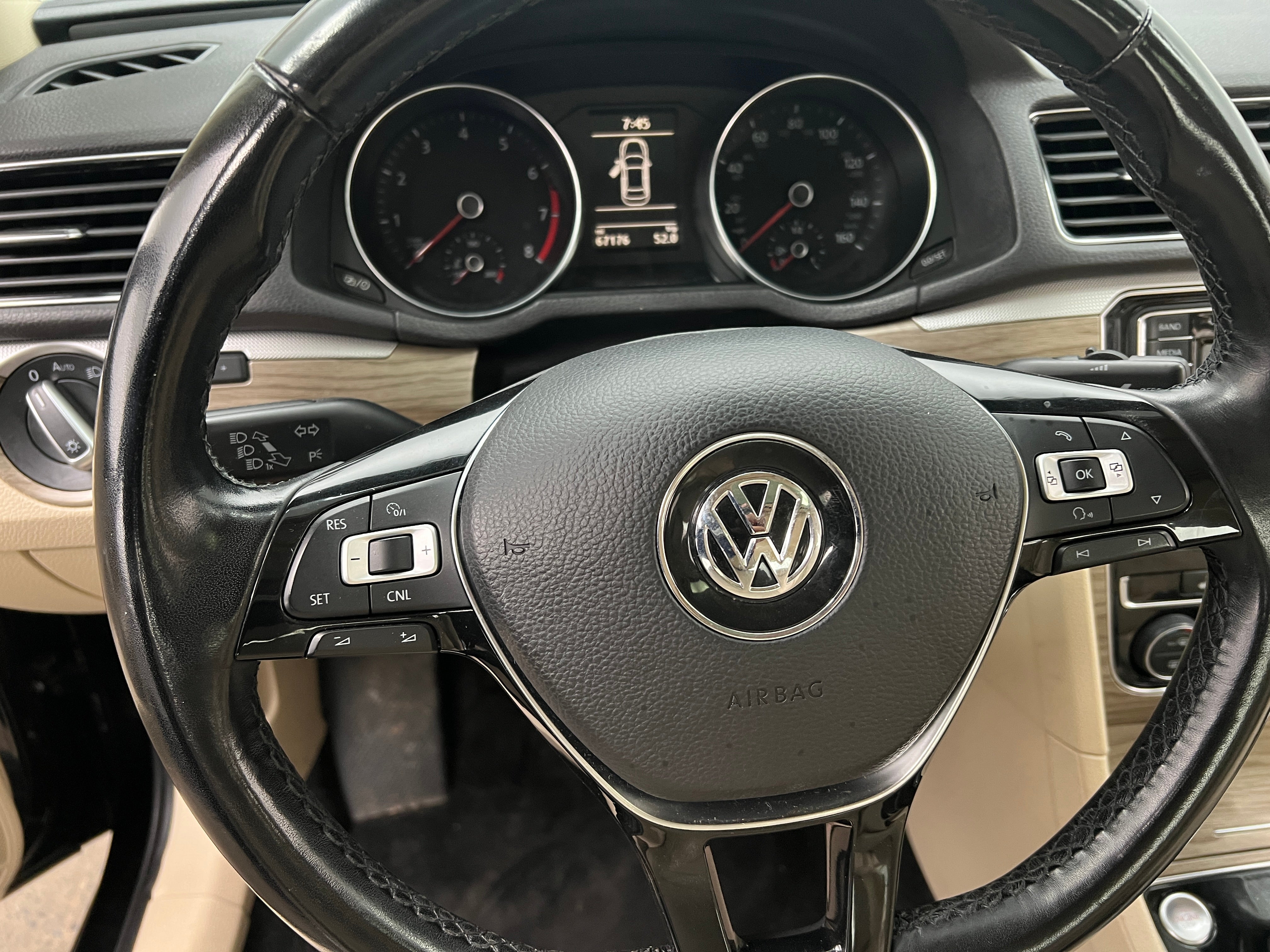 2017 Volkswagen Passat SE 5