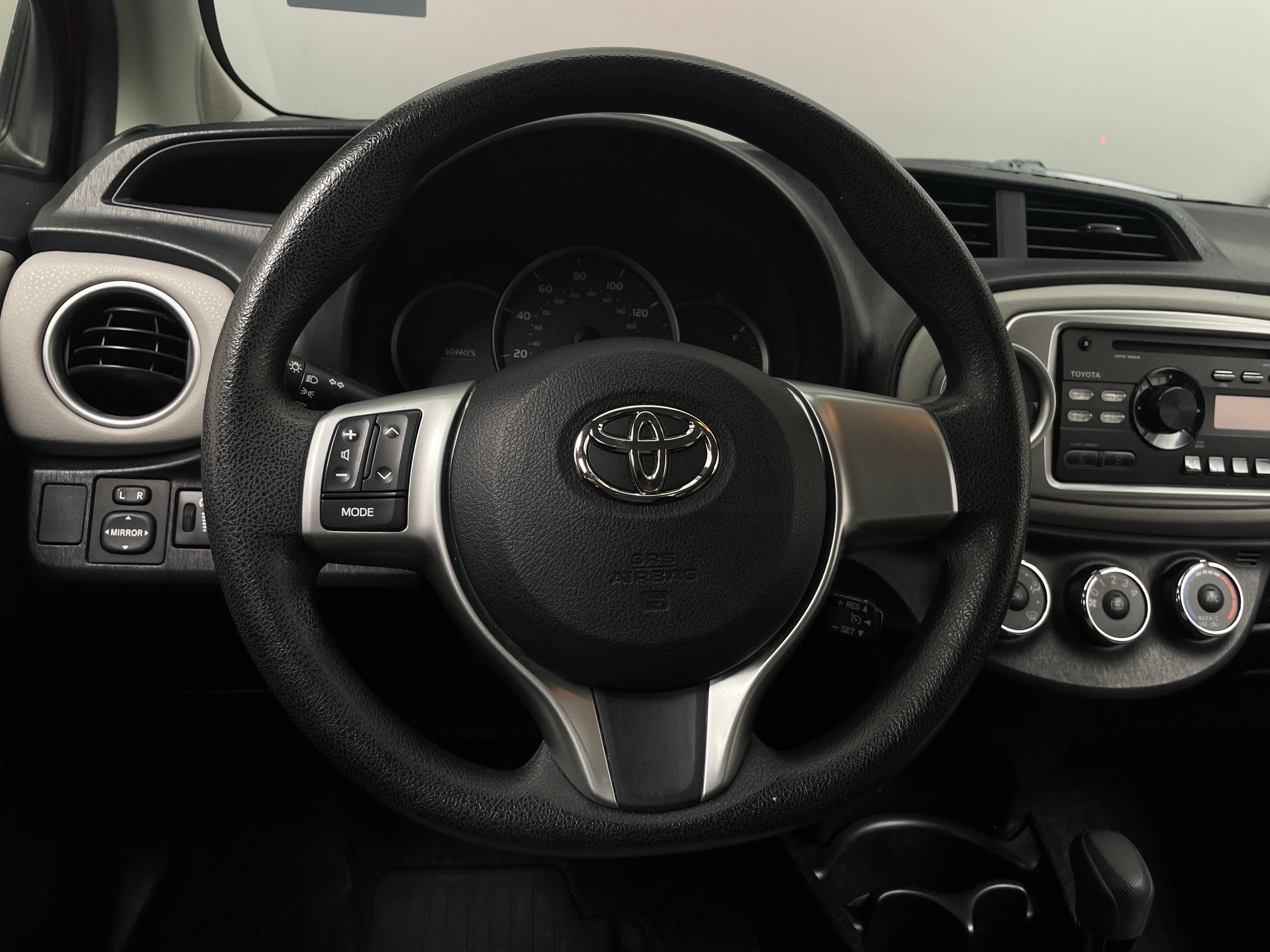 2012 Toyota Yaris L 5