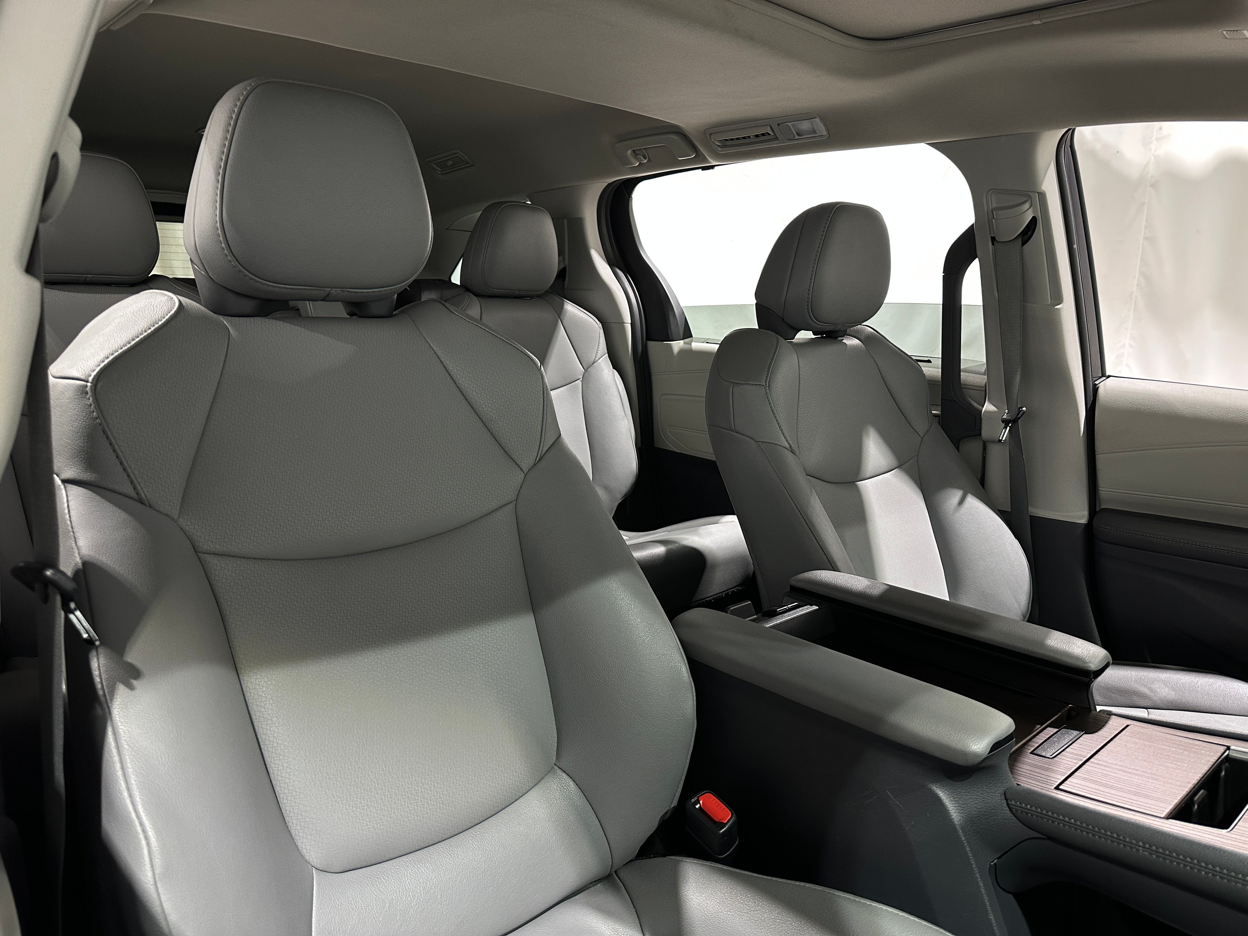 2023 Toyota Sienna XLE 2