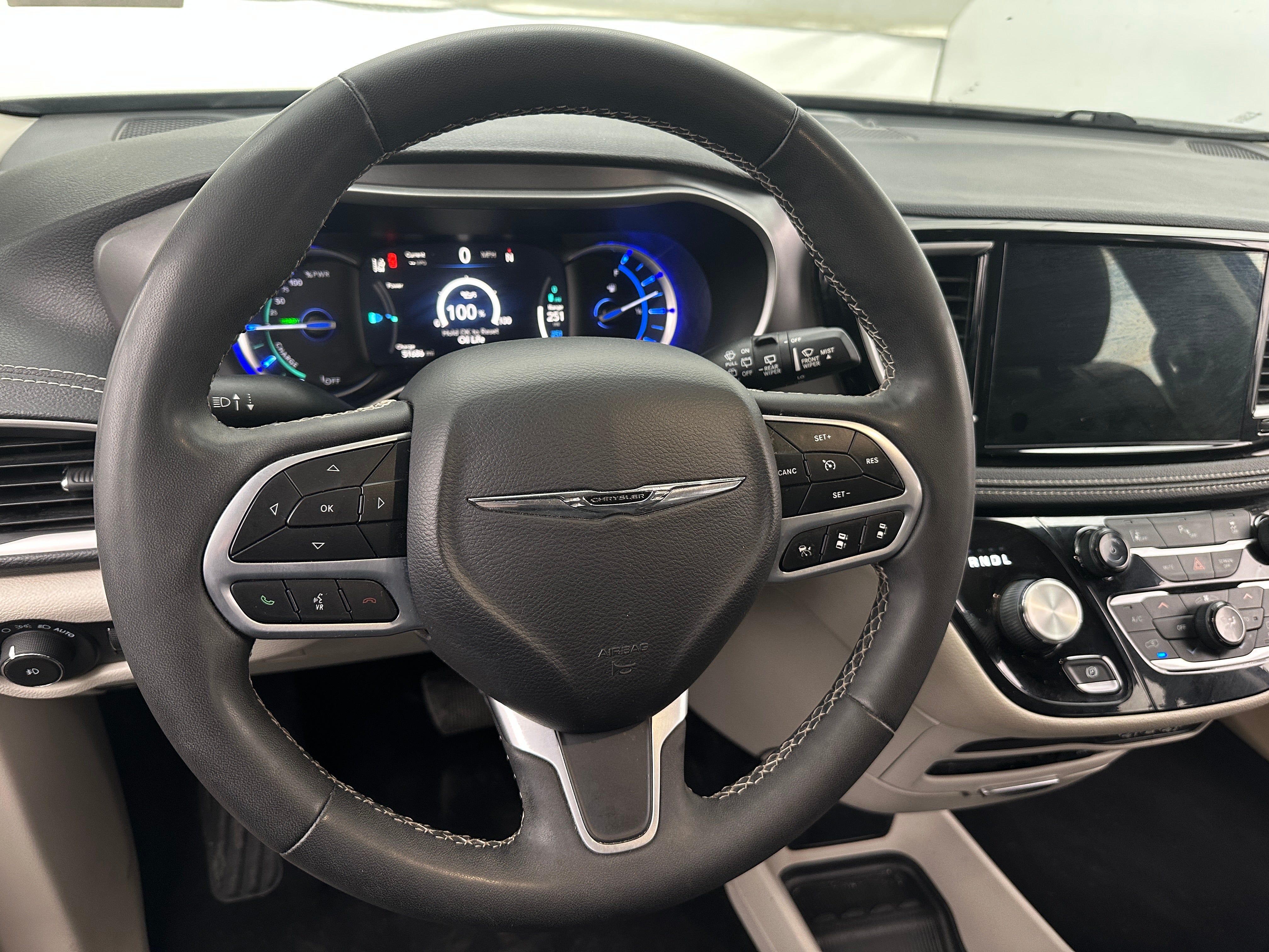 2022 Chrysler Pacifica Hybrid Touring L 4