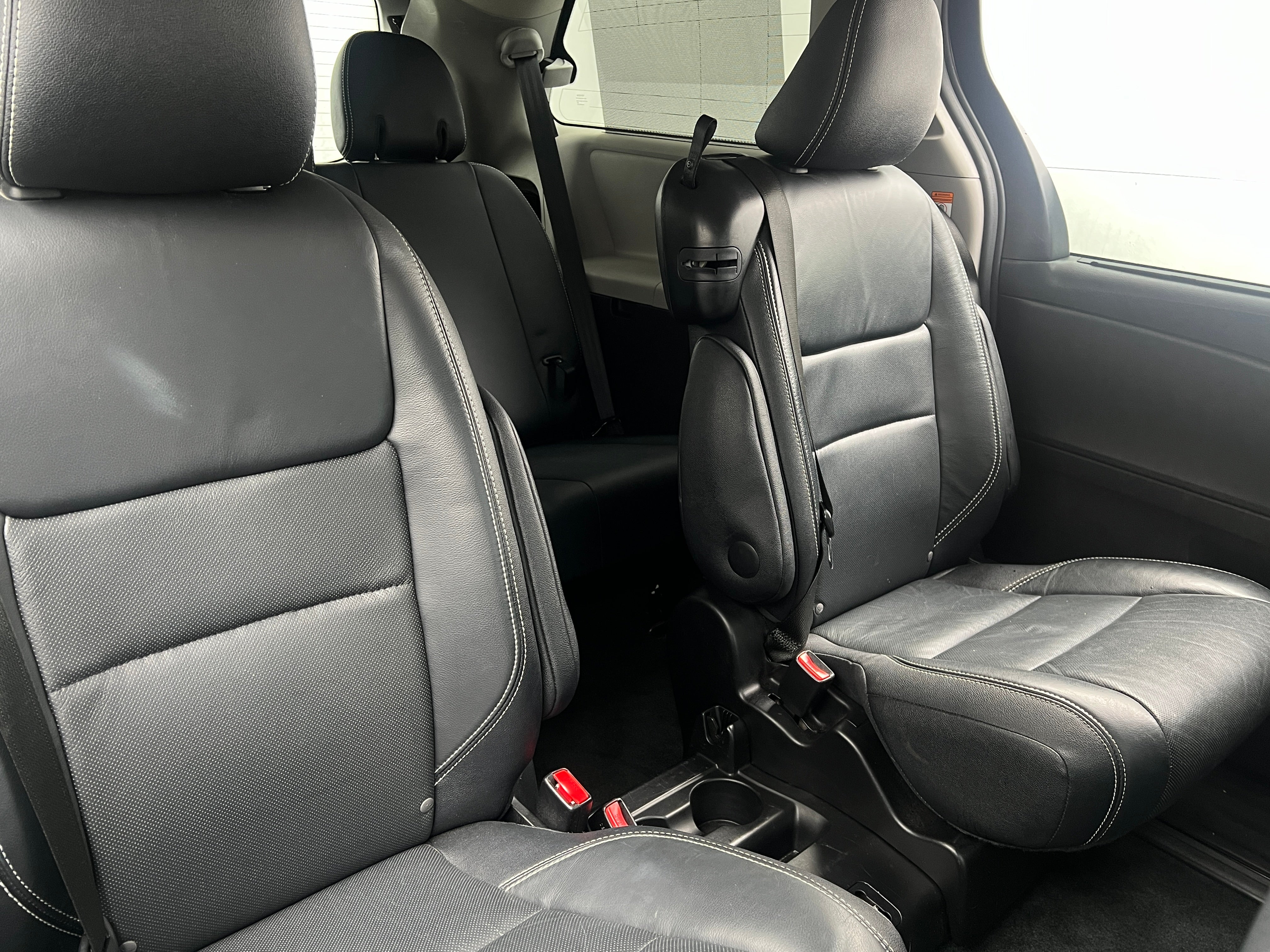 2016 Toyota Sienna SE 6