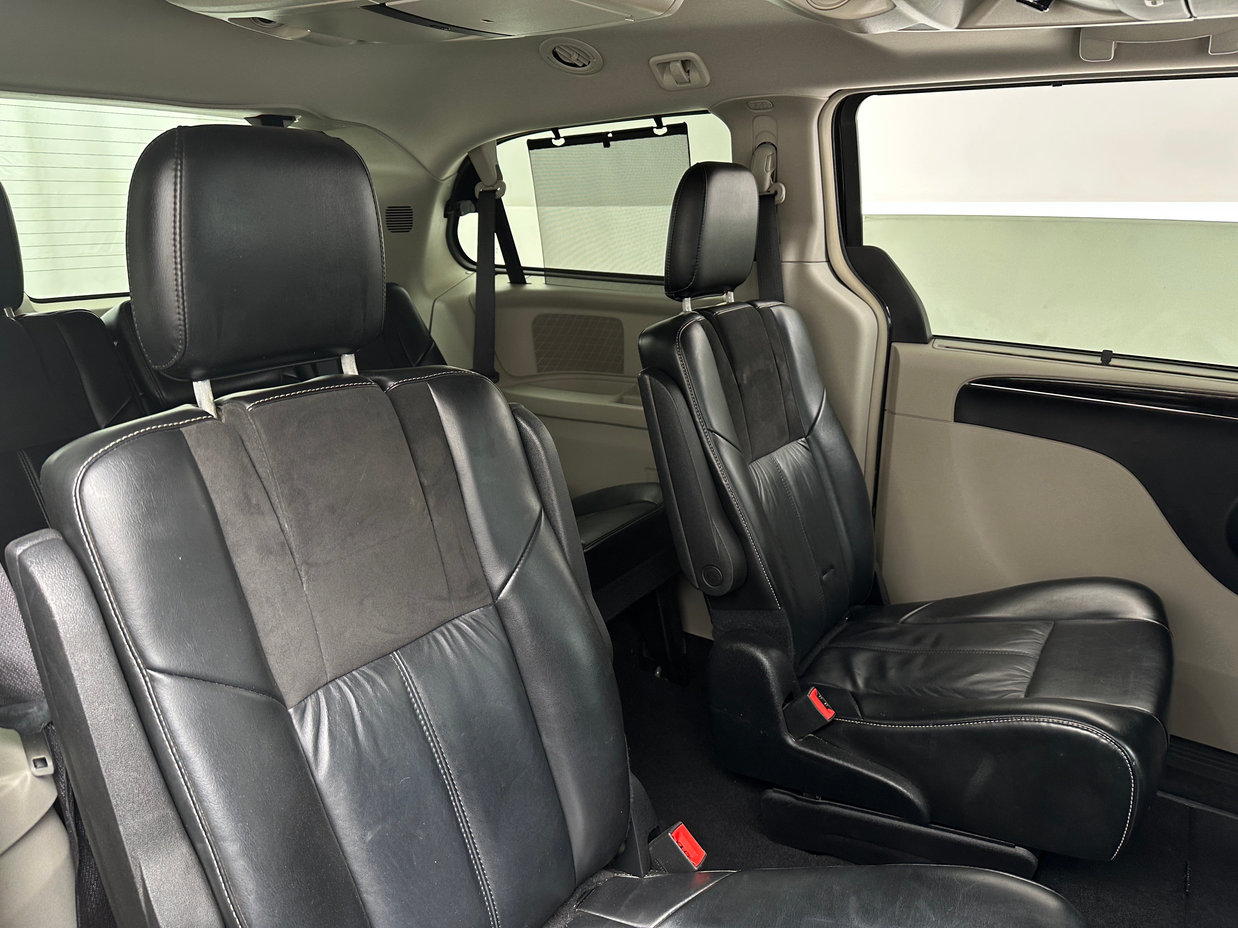 2016 Chrysler Town & Country Limited Platinum 5