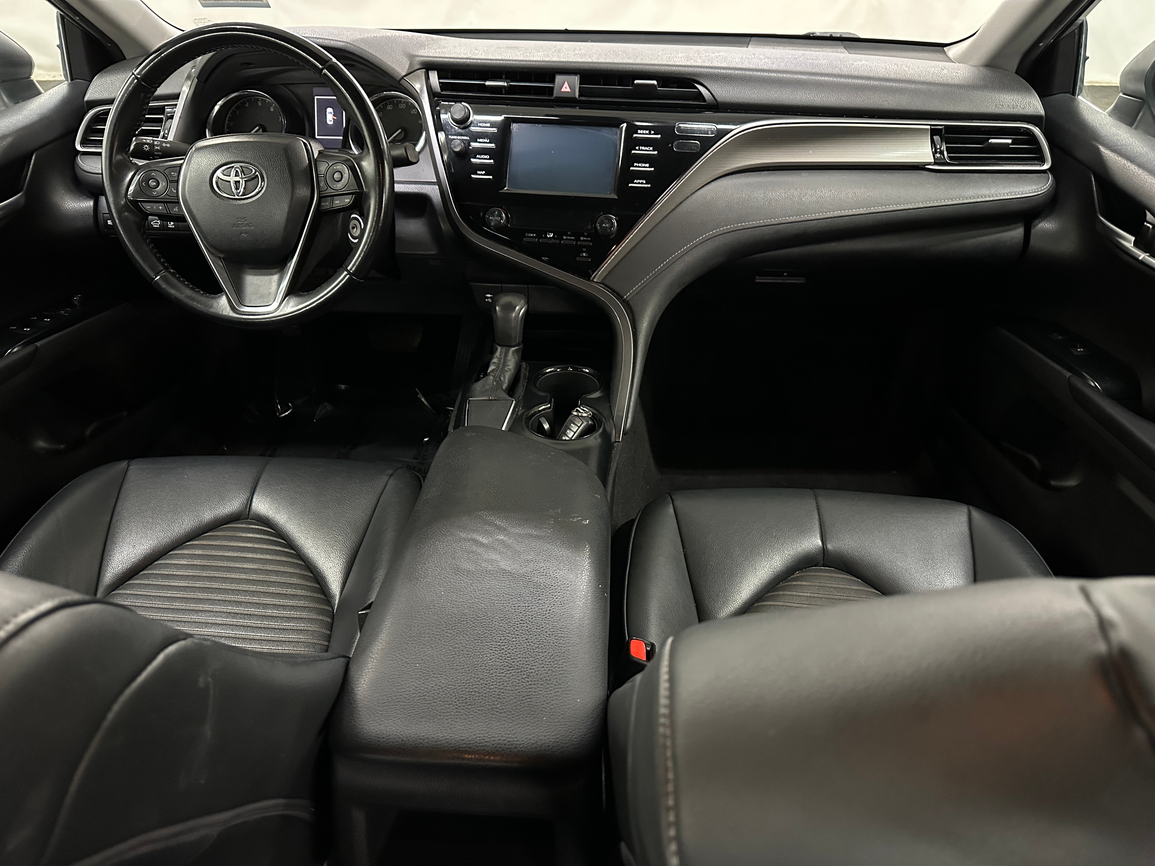 2019 Toyota Camry SE 3