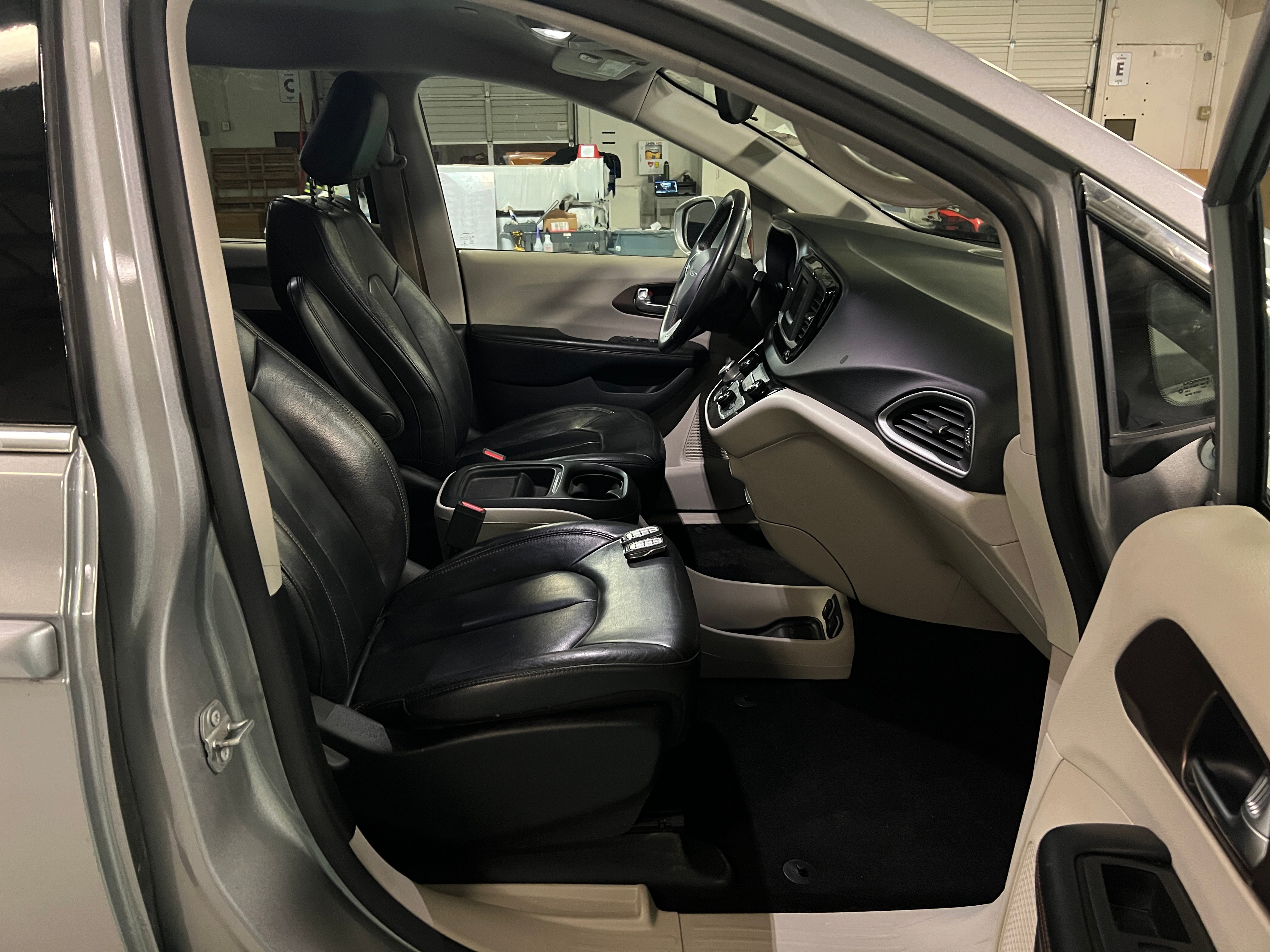 2017 Chrysler Pacifica Touring L 2