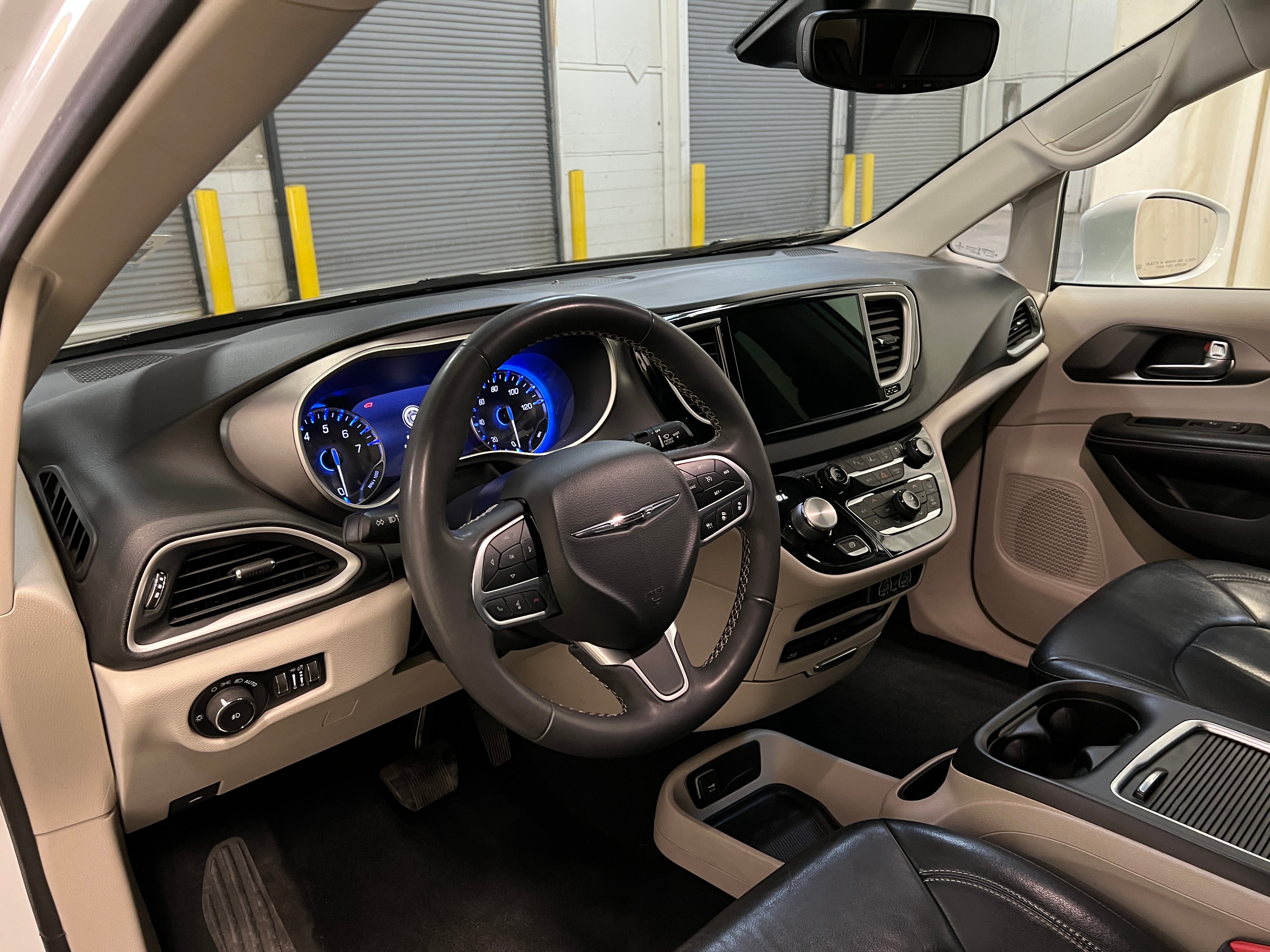 2022 Chrysler Pacifica Touring L 2