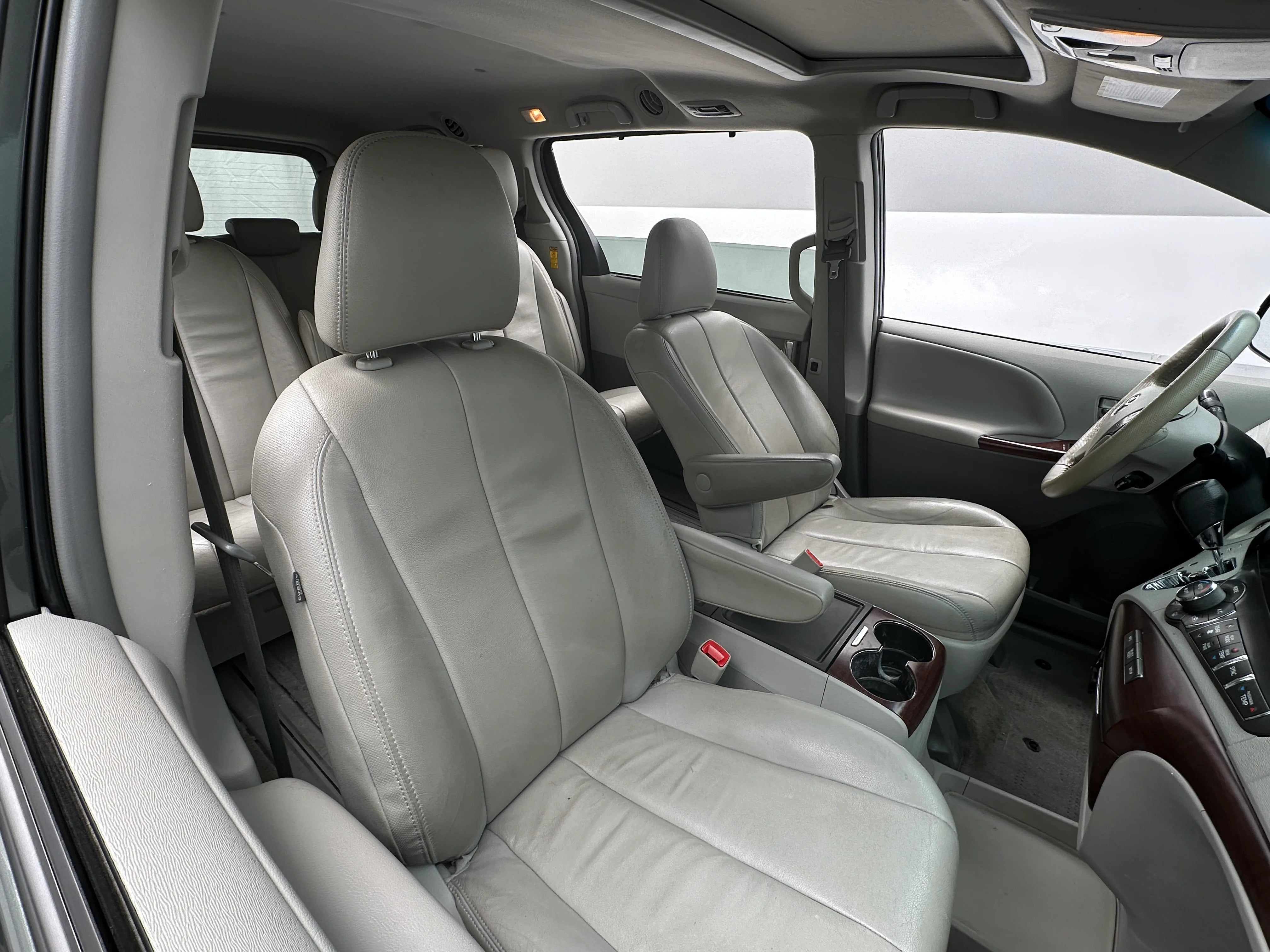 2014 Toyota Sienna XLE 2