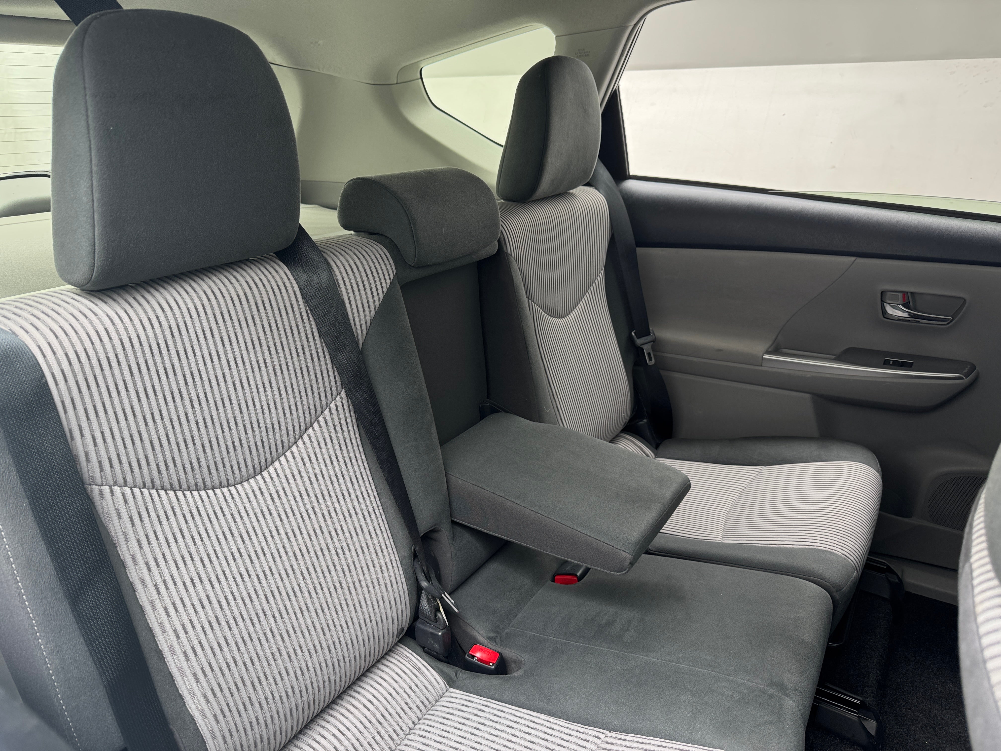 2015 Toyota Prius v Three 6