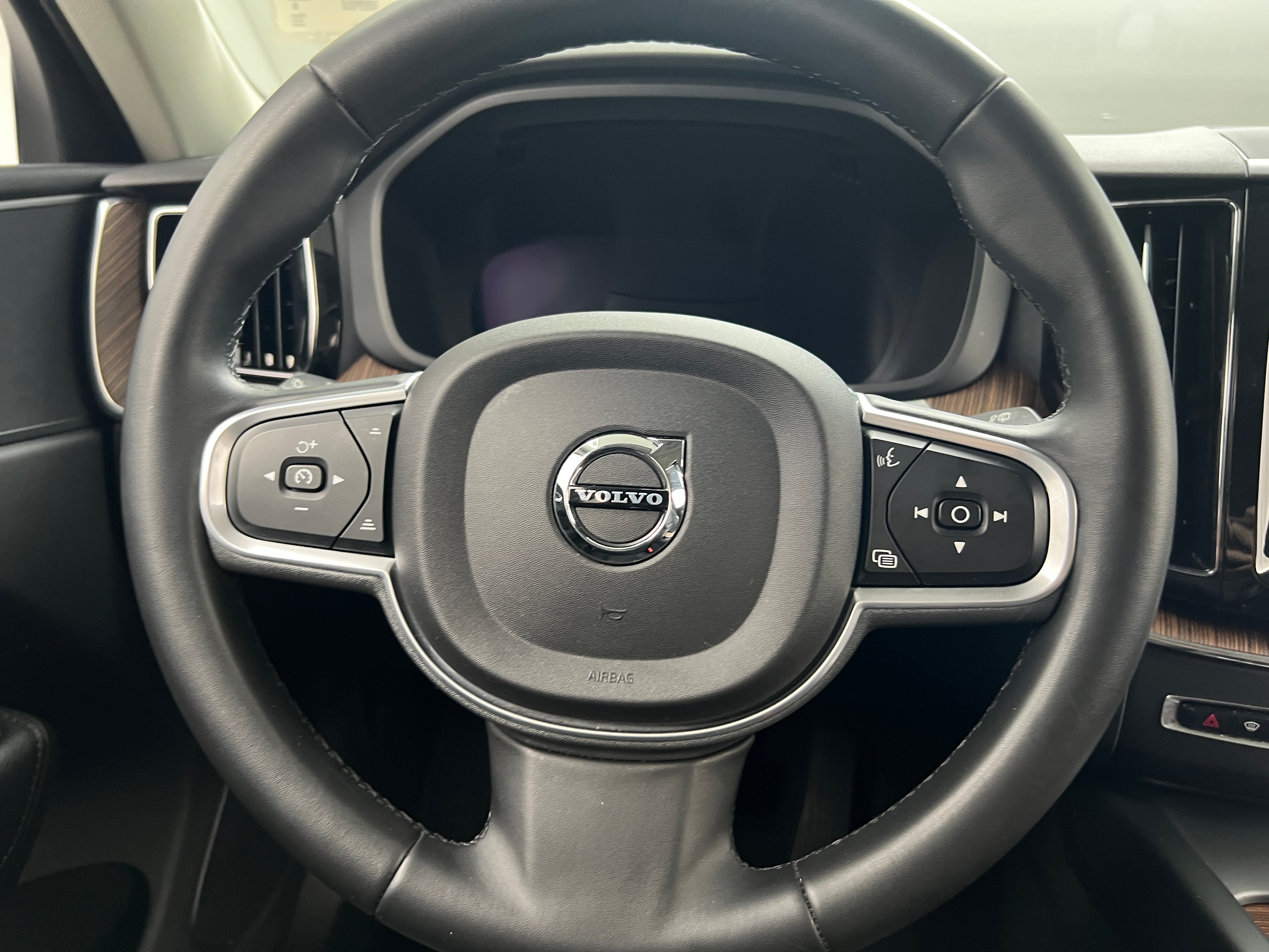 2022 Volvo XC60 B5 Momentum 4