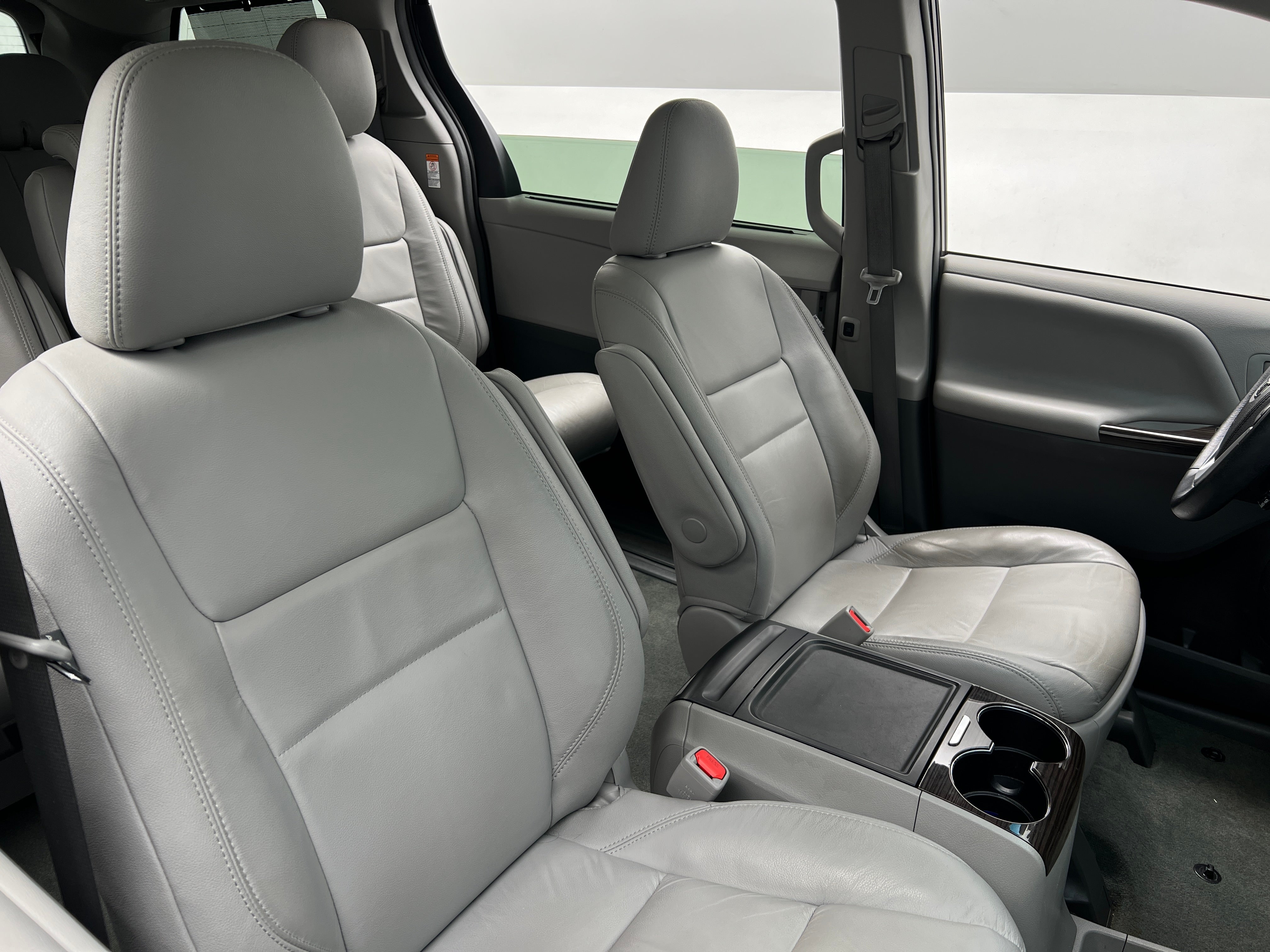 2016 Toyota Sienna XLE 2