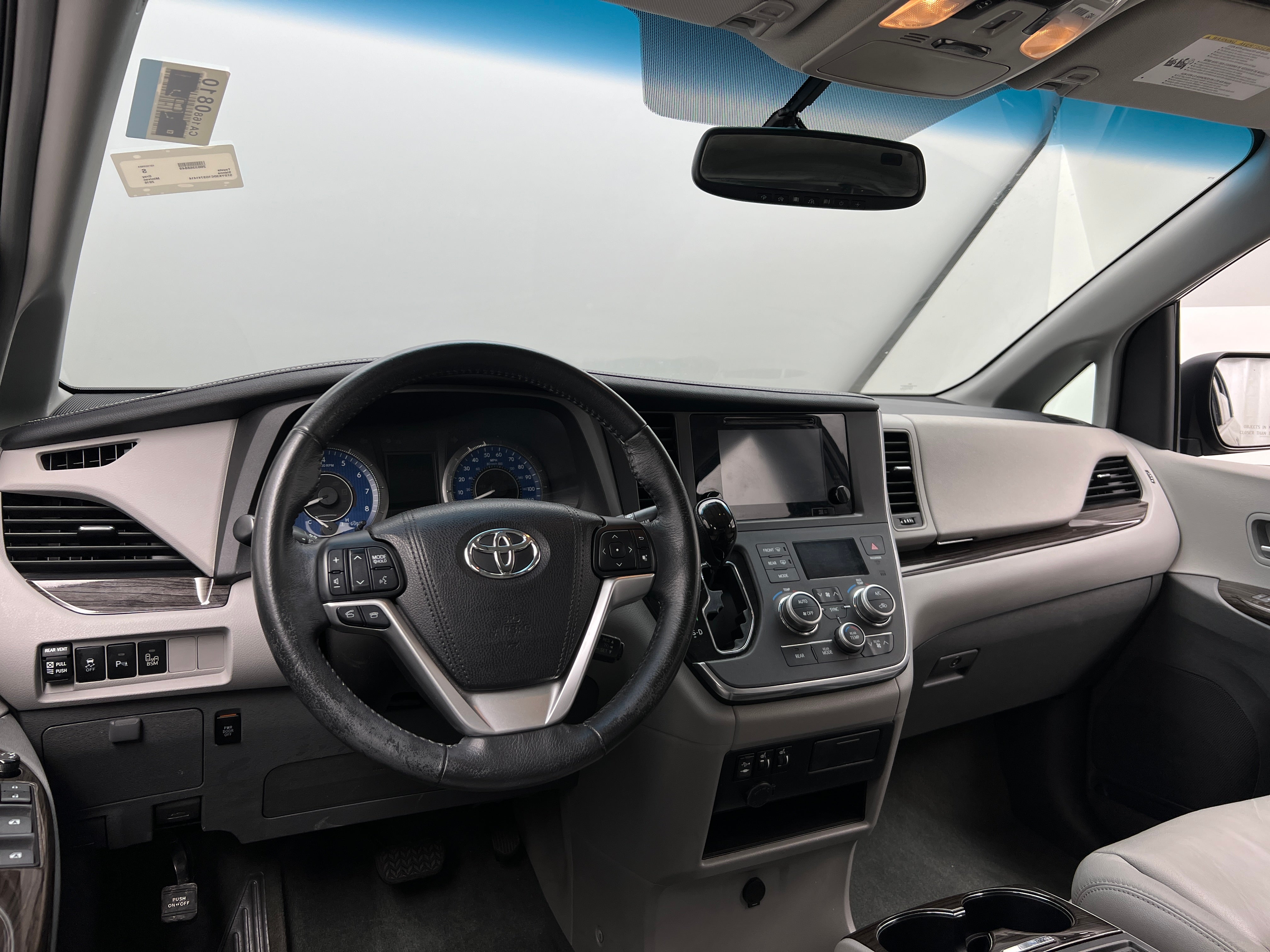 2016 Toyota Sienna XLE 3