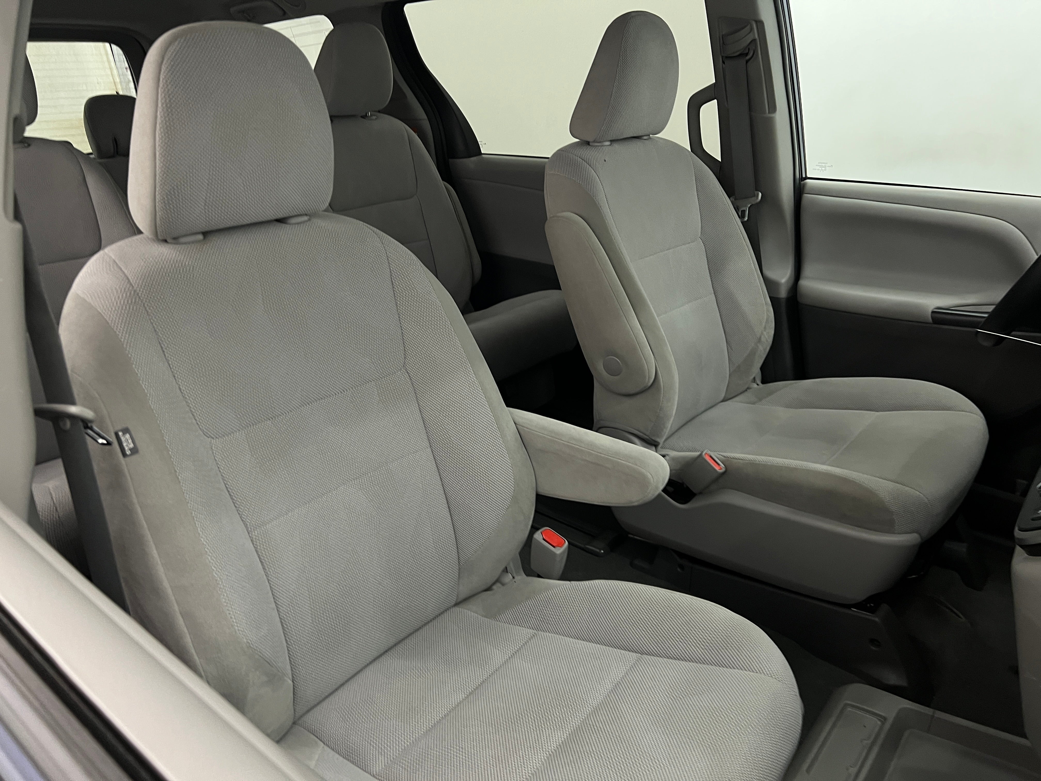 2020 Toyota Sienna L 2