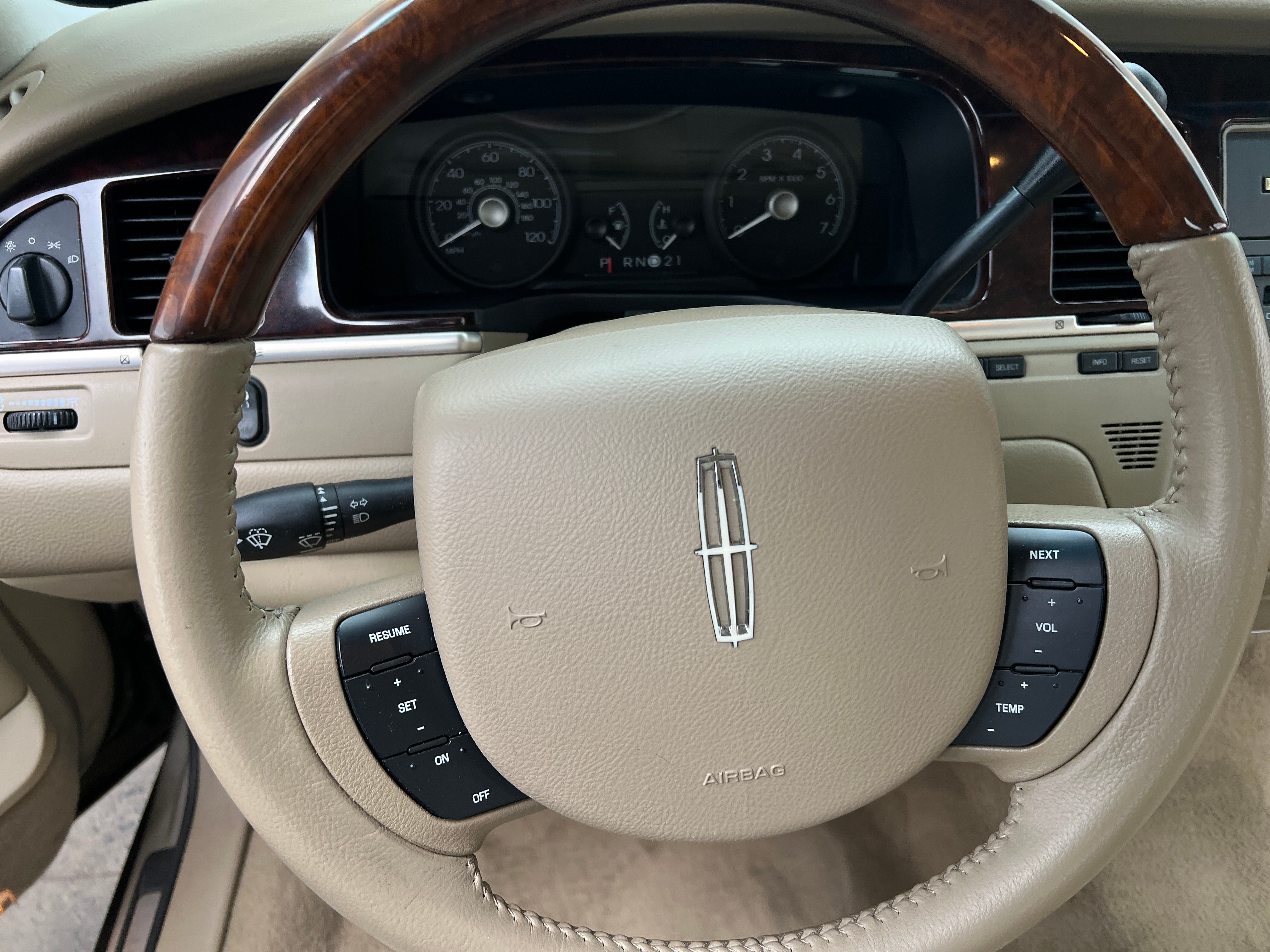 2011 Lincoln Town Car Signature Limited 5