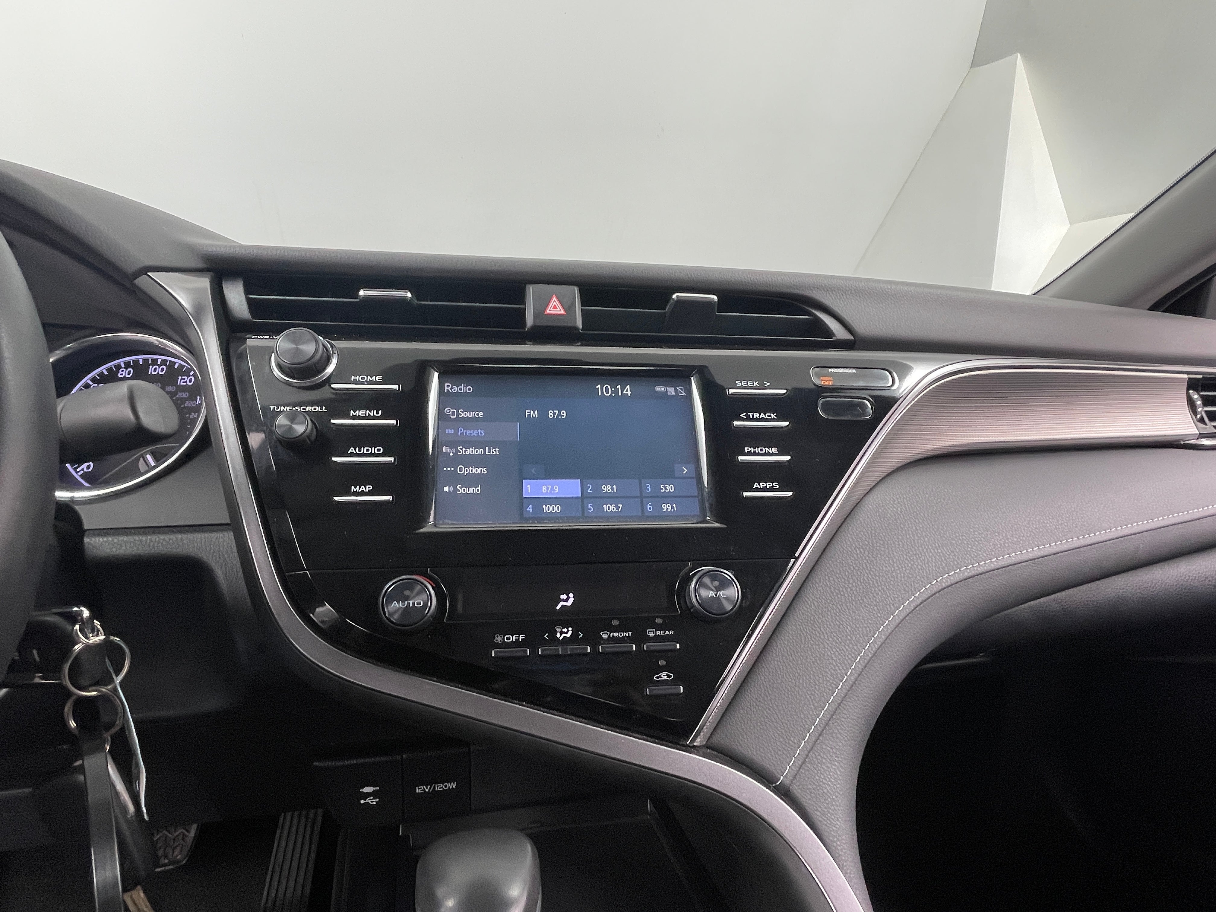 2019 Toyota Camry SE 4