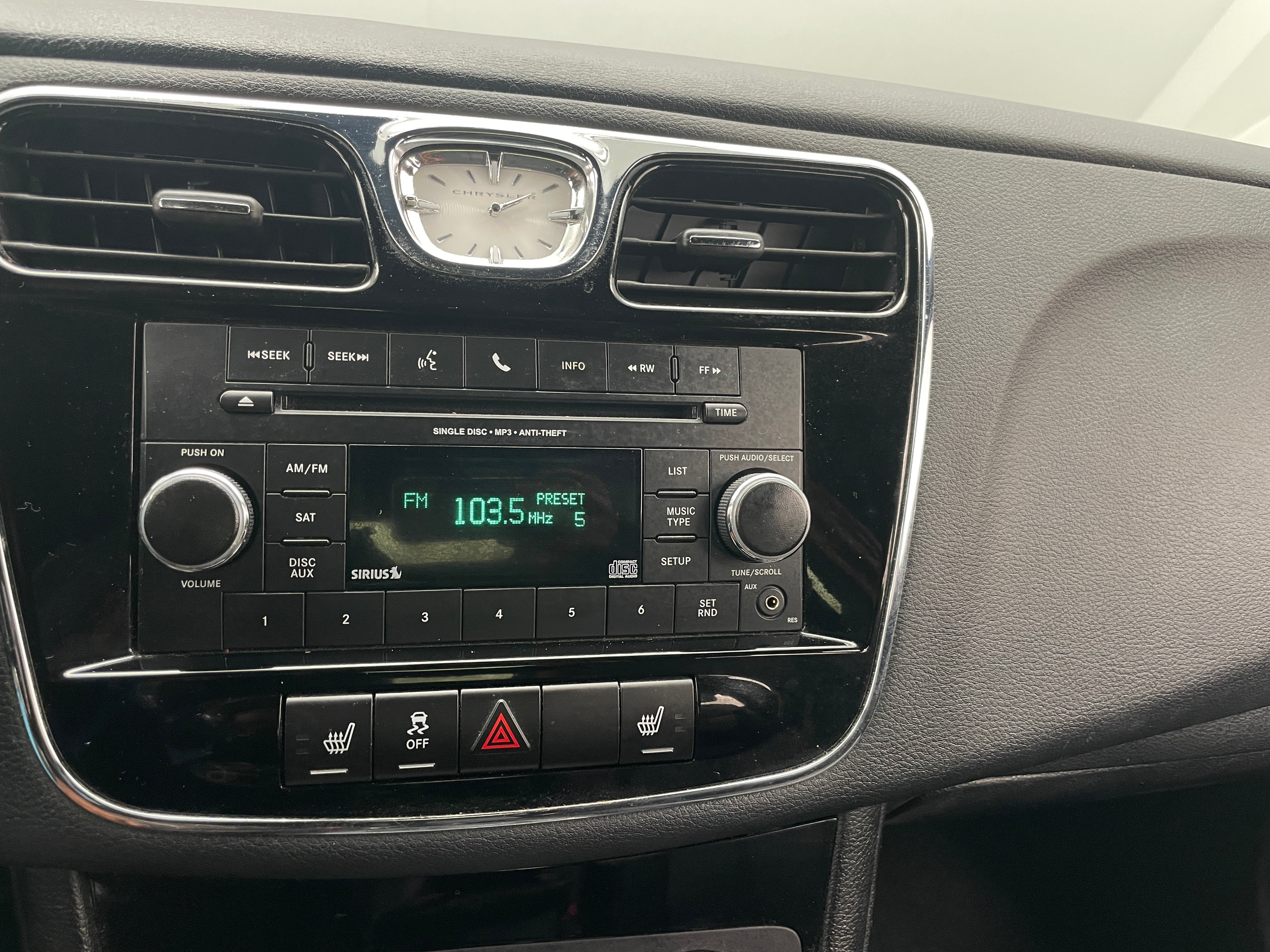 2013 Chrysler 200 Limited 4
