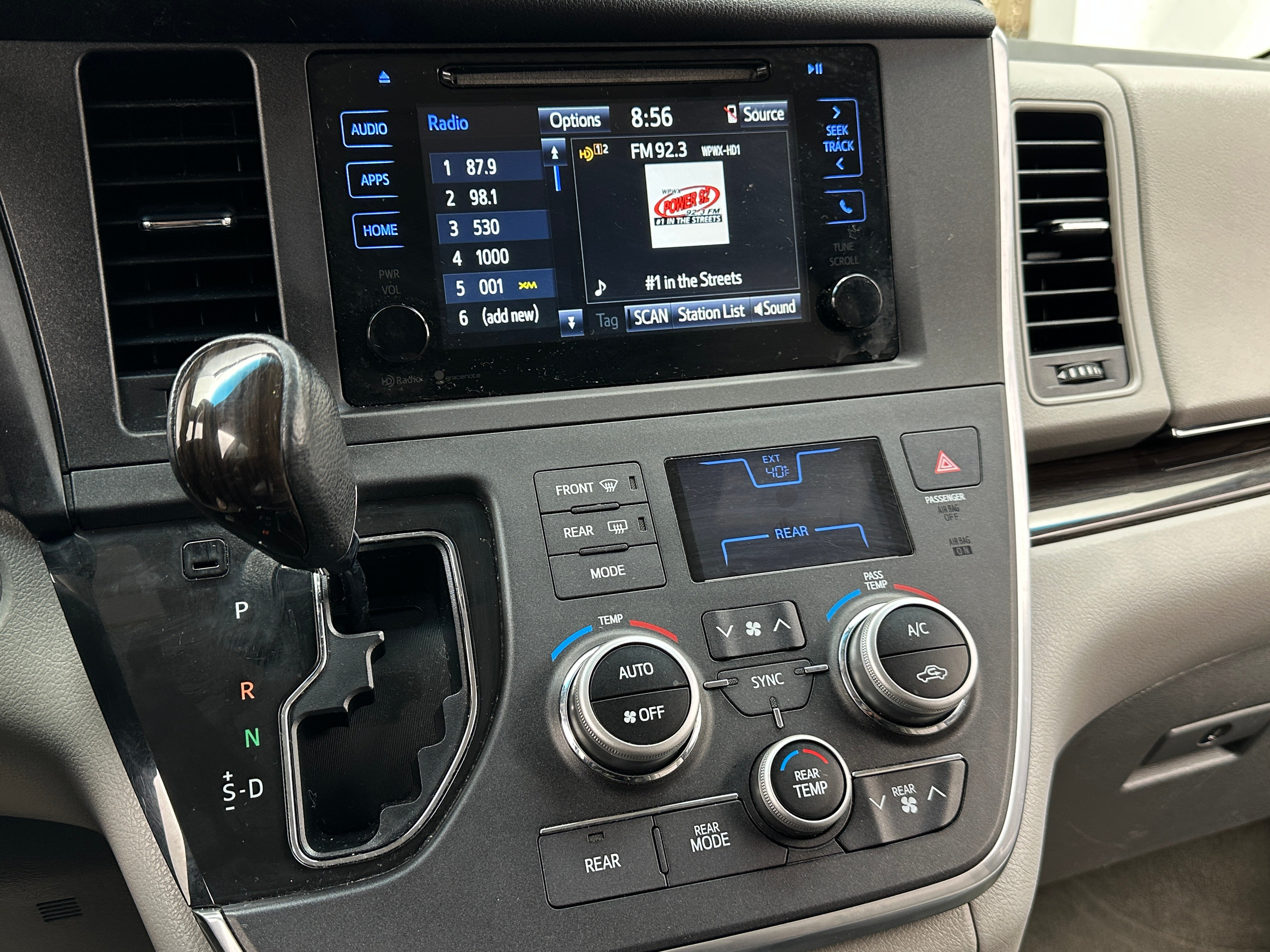 2015 Toyota Sienna XLE 3