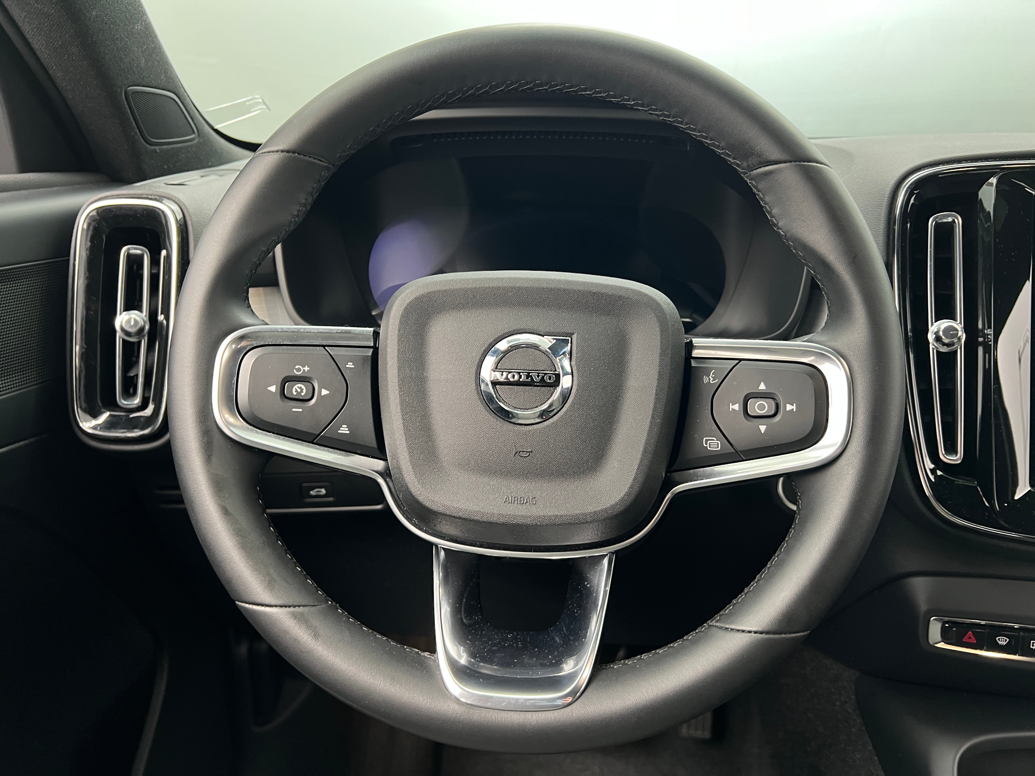 2024 Volvo XC40 B5 Core 5