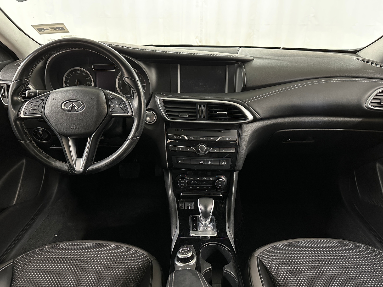 Thumbnail: 2019 INFINITI QX30 - 3