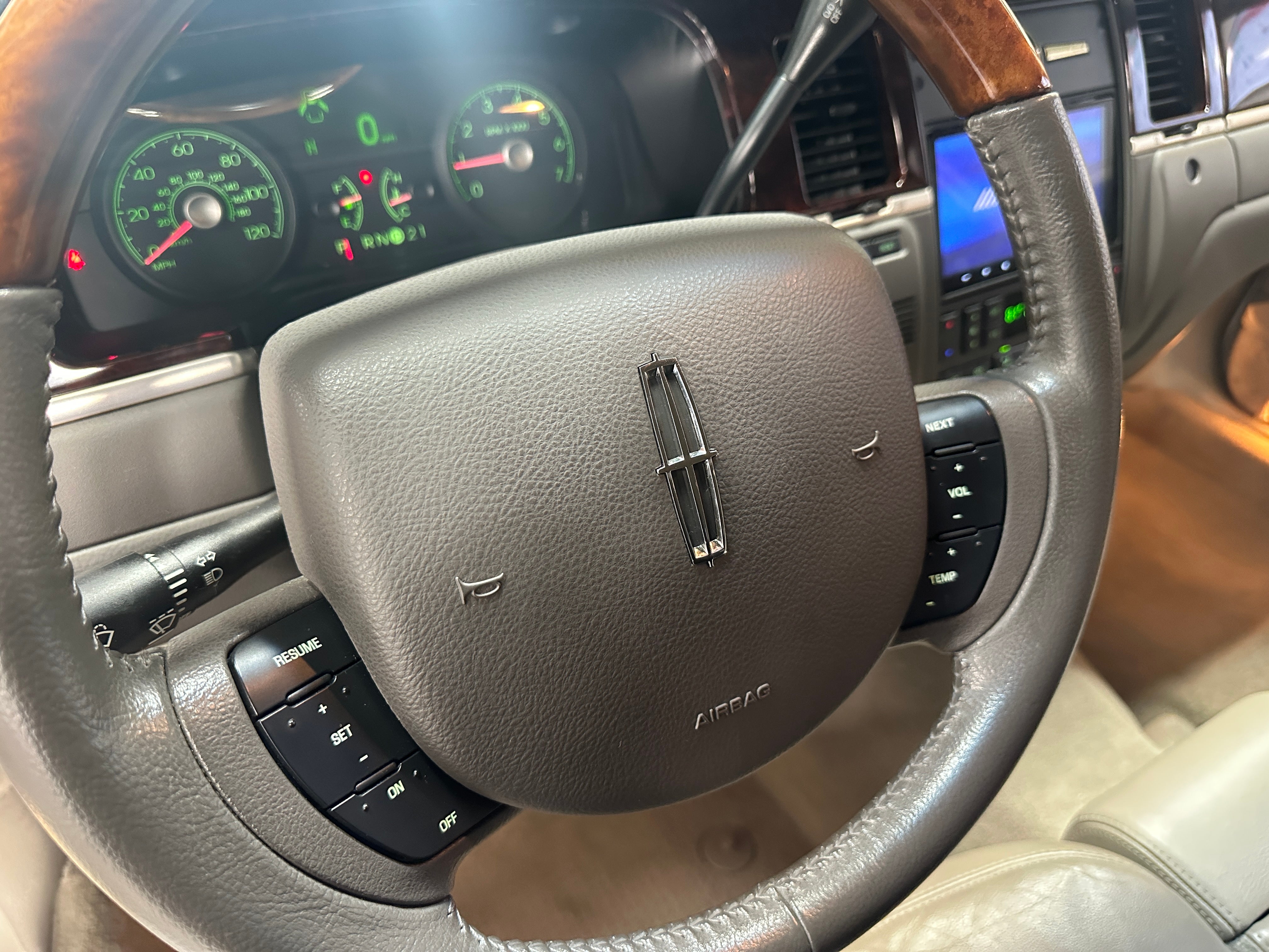 2011 Lincoln Town Car Signature Limited 4