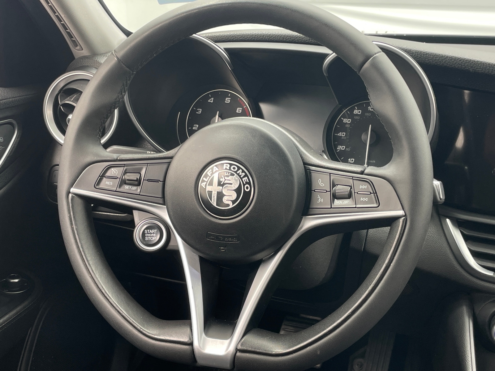 Thumbnail: 2017 Alfa Romeo Giulia - 5