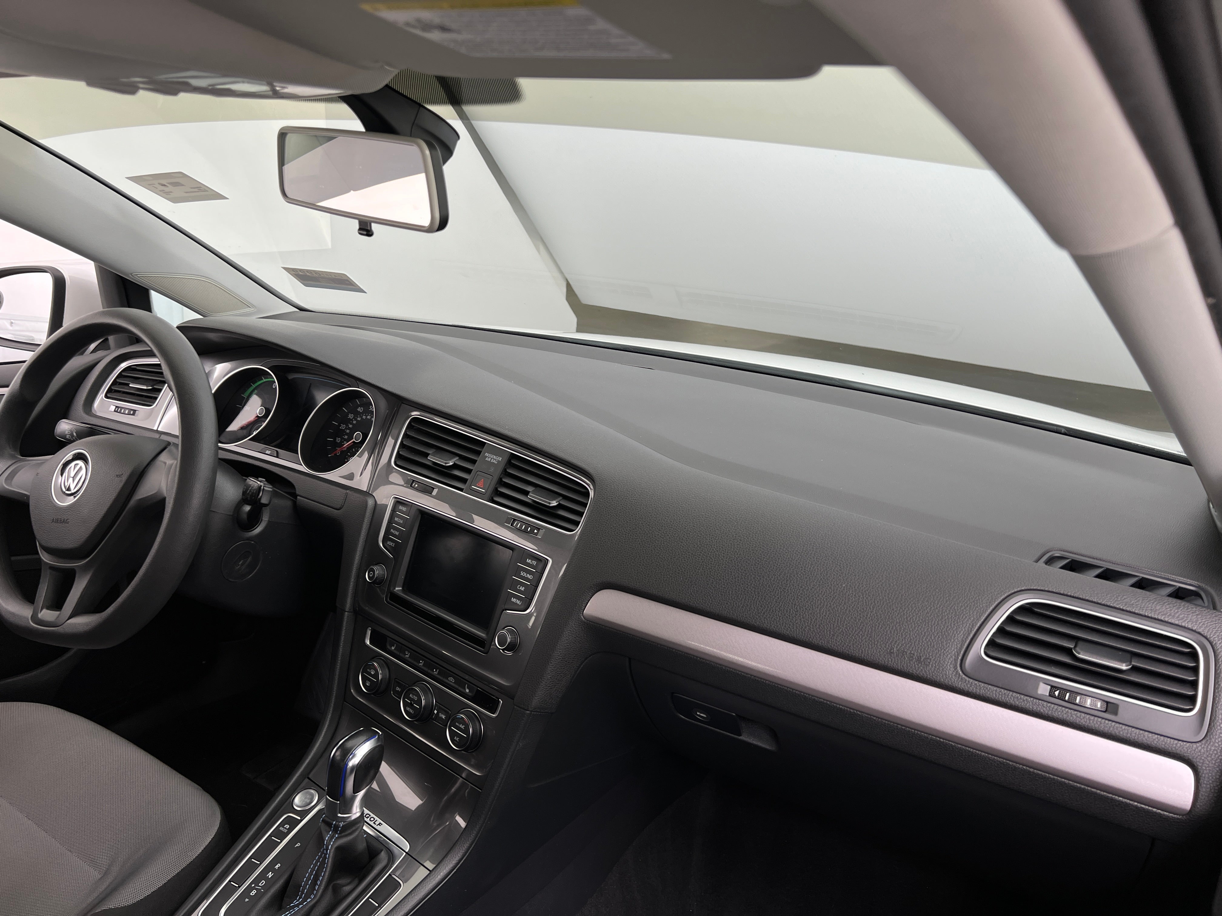 2016 Volkswagen e-Golf SE 3