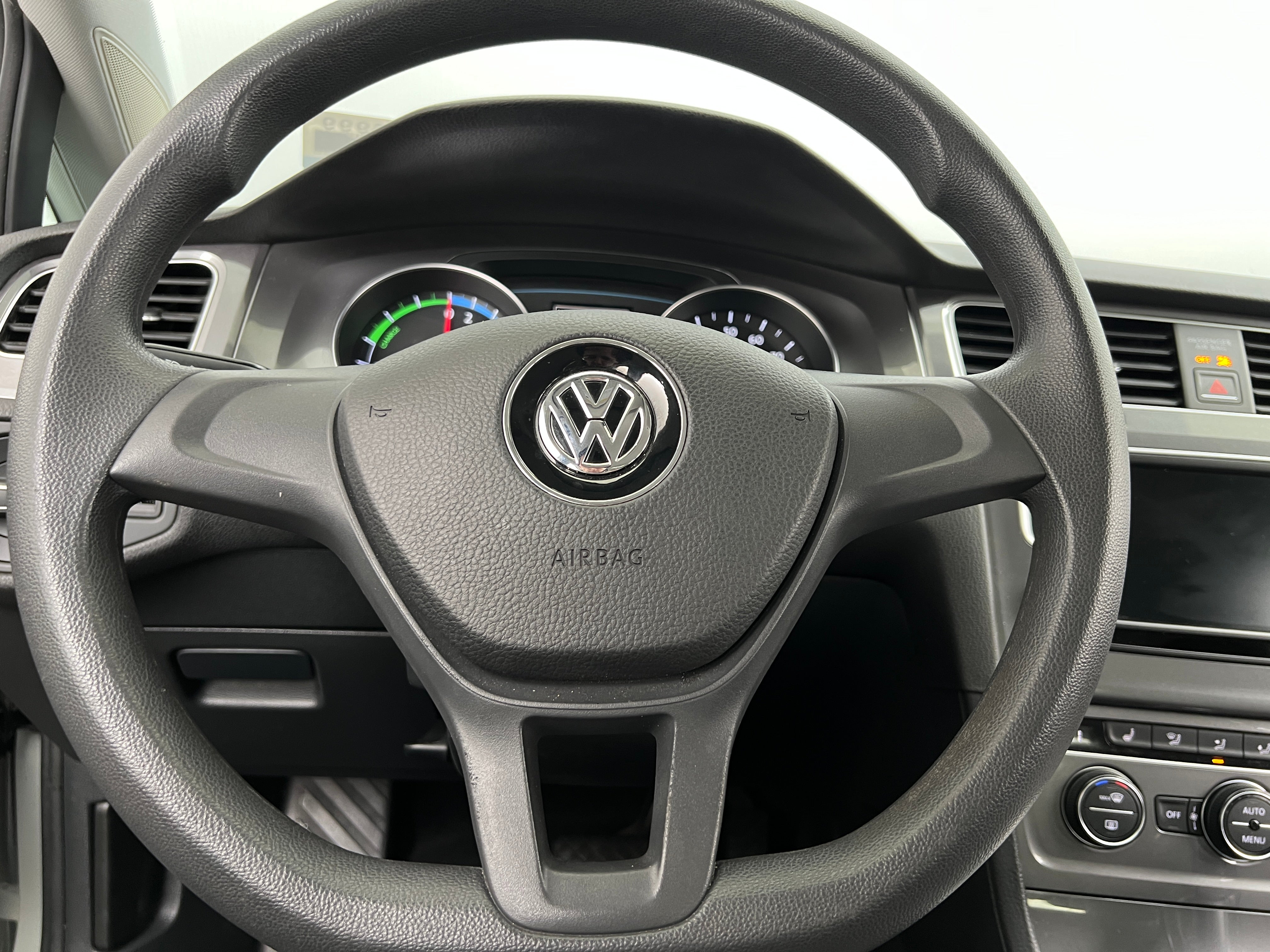2016 Volkswagen e-Golf SE 5