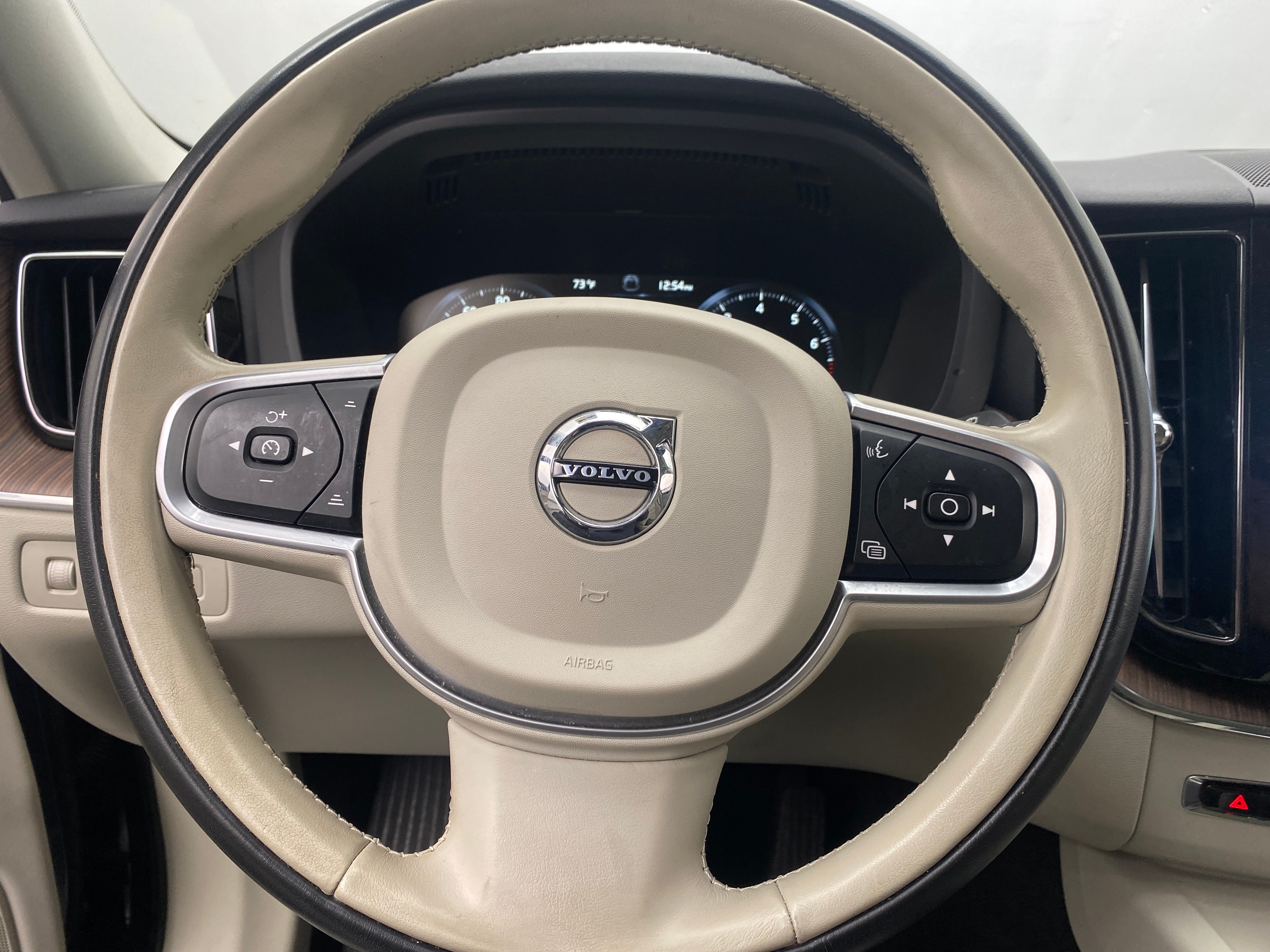 2021 Volvo XC60 T6 Momentum 4