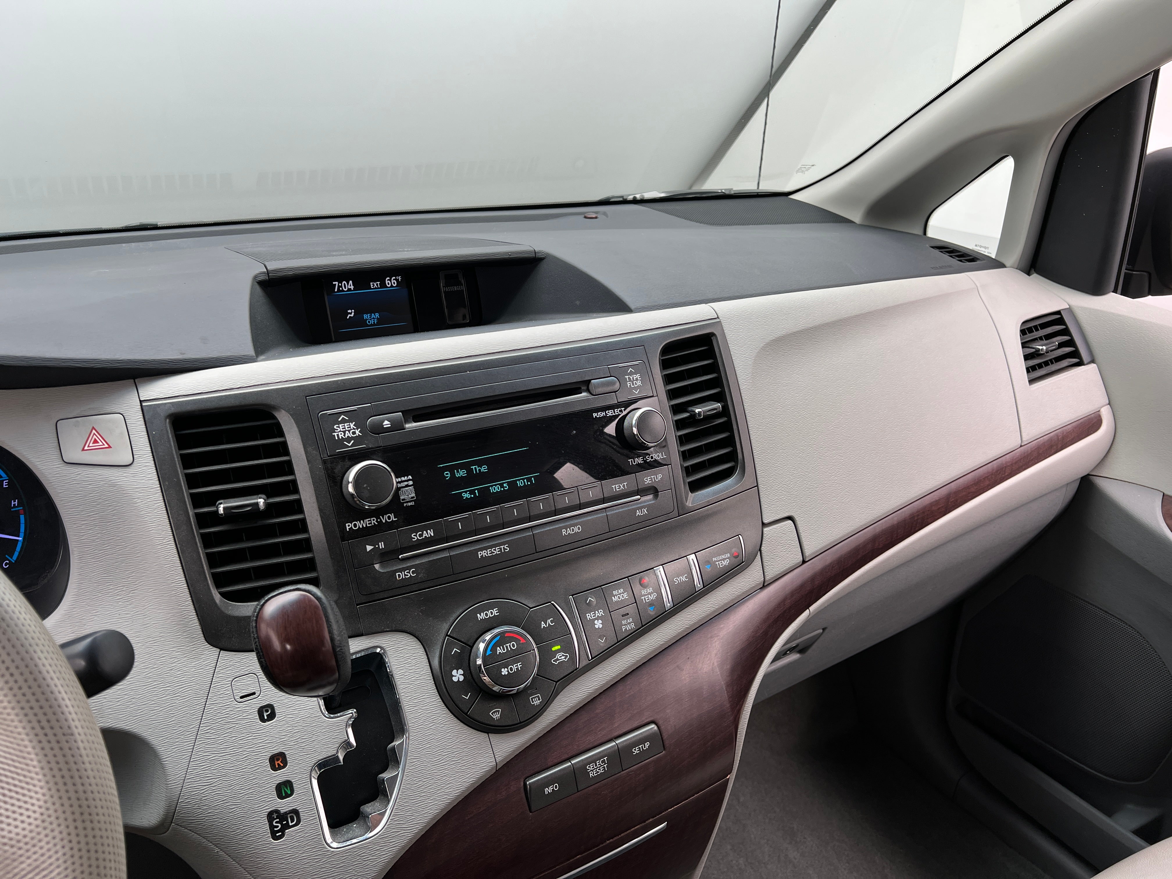 2013 Toyota Sienna XLE 3