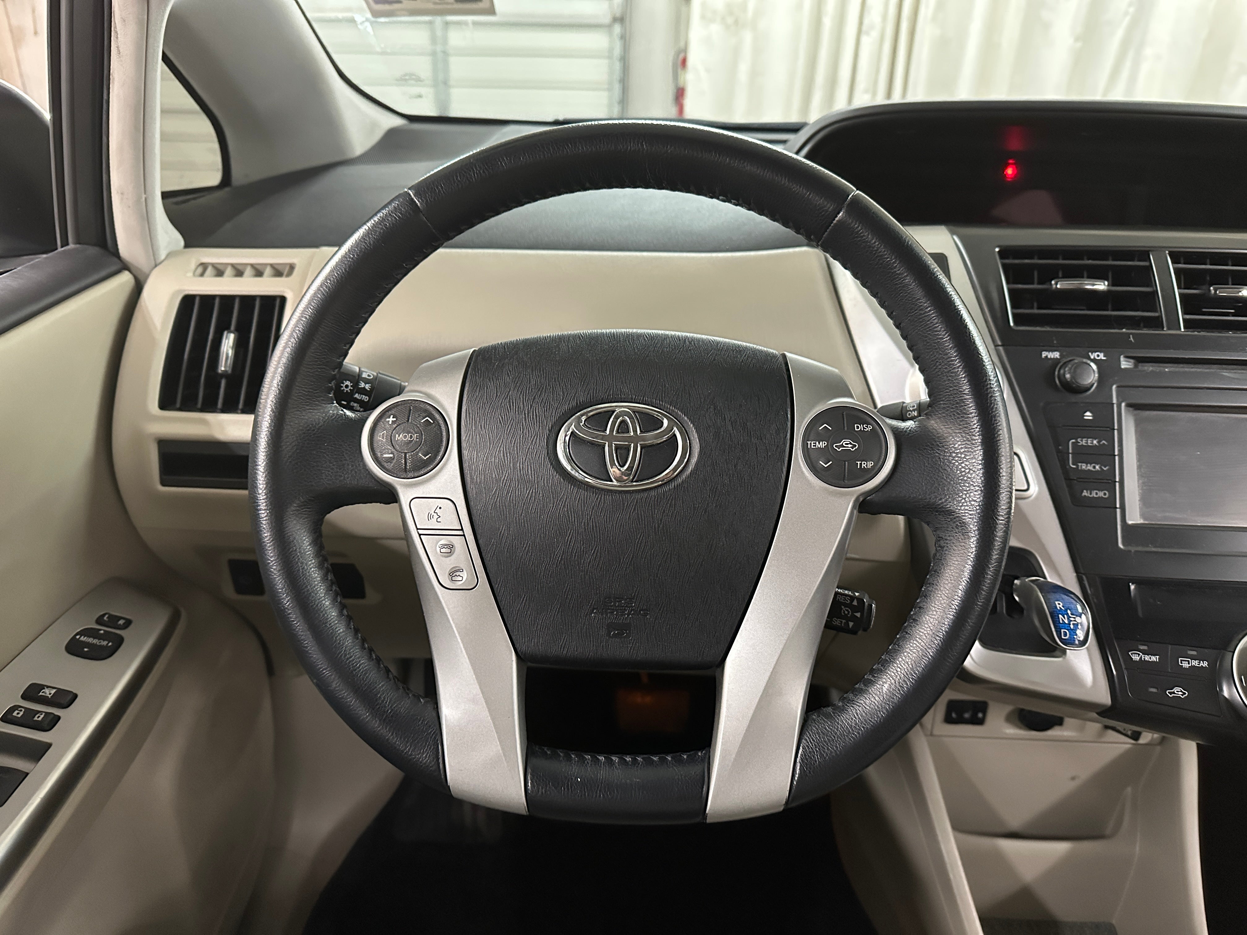 2014 Toyota Prius v Five 5