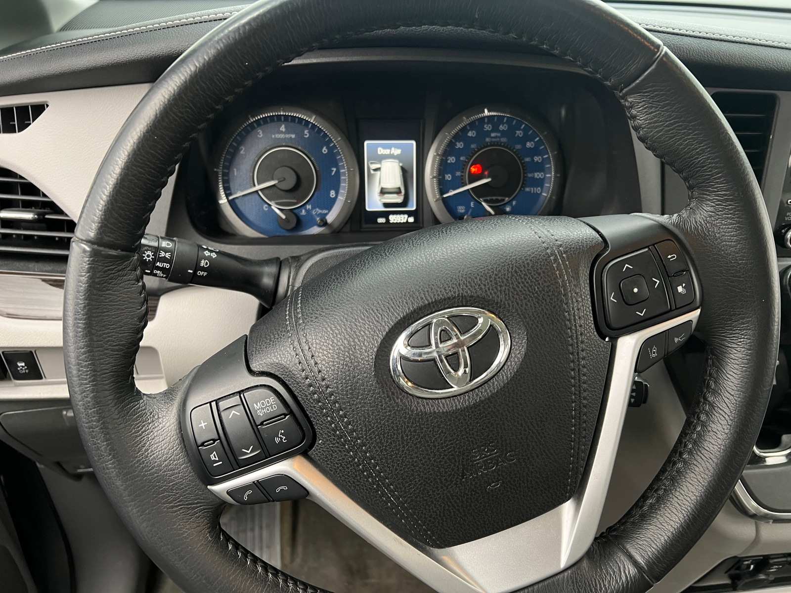 Thumbnail: 2018 Toyota Sienna - 4