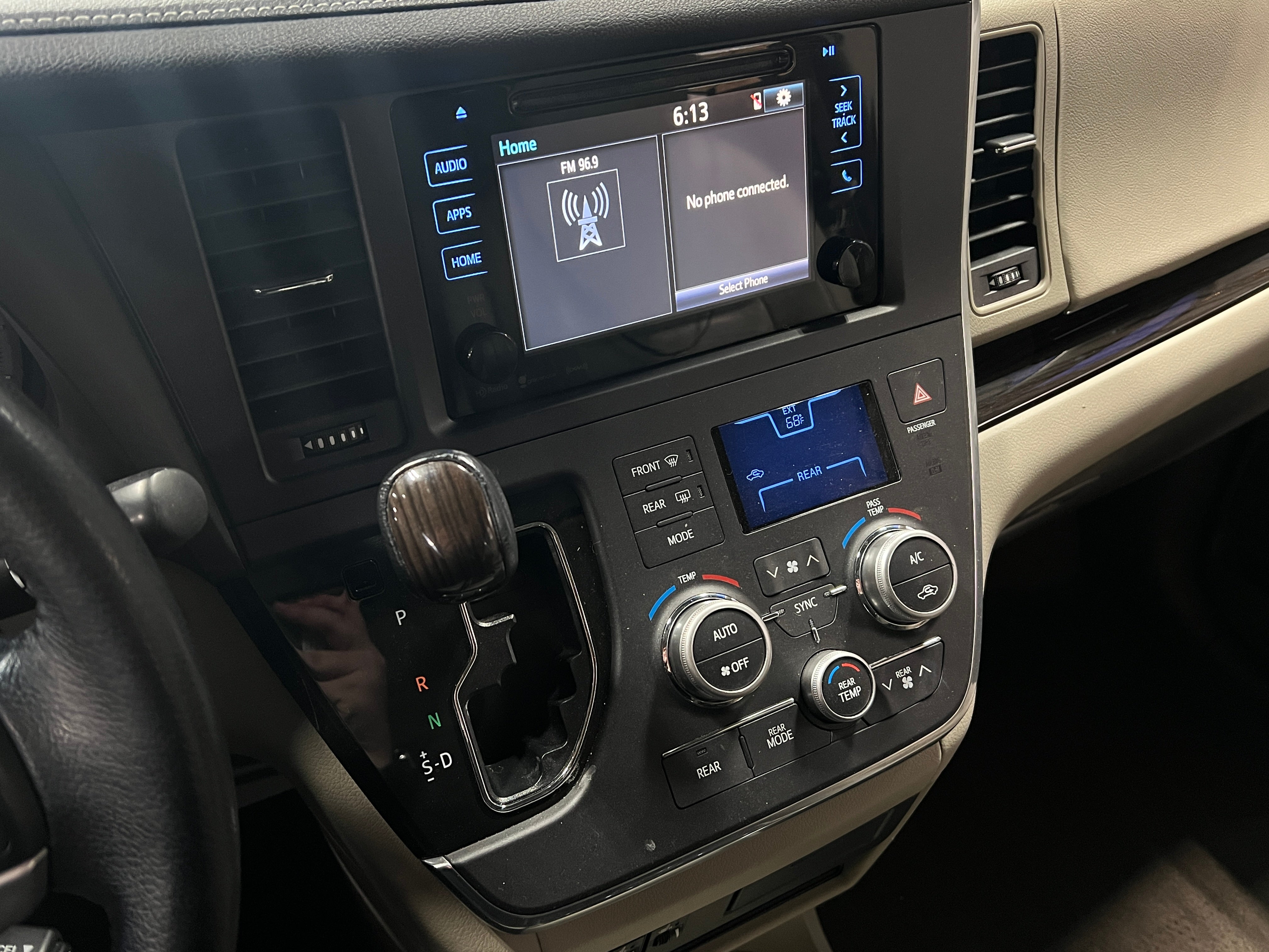 2016 Toyota Sienna XLE 3