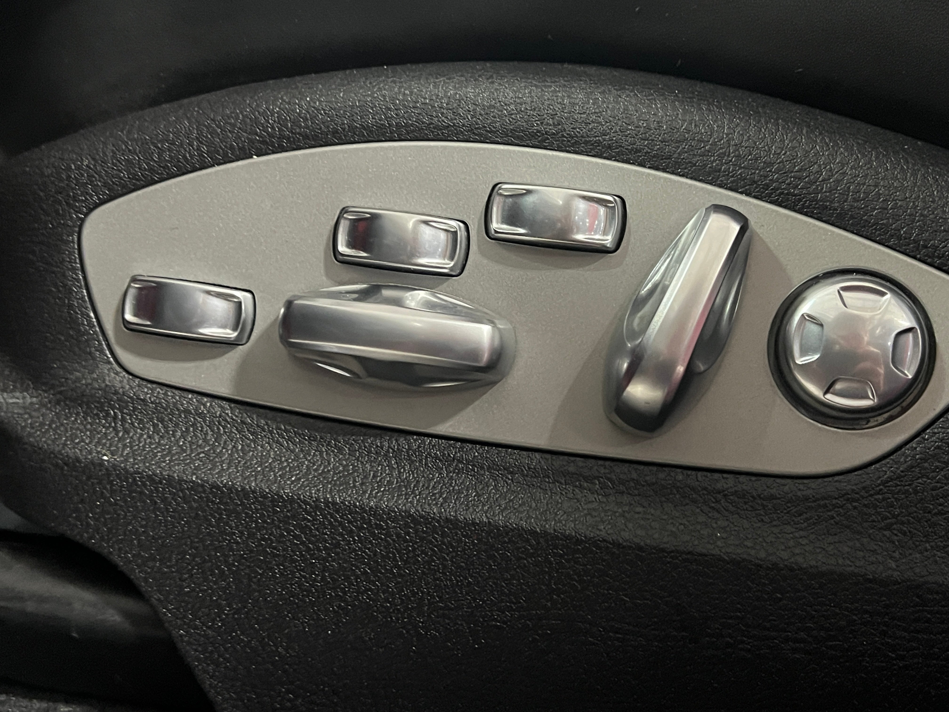 Image 3 of 2024 Porsche Macan GTS
