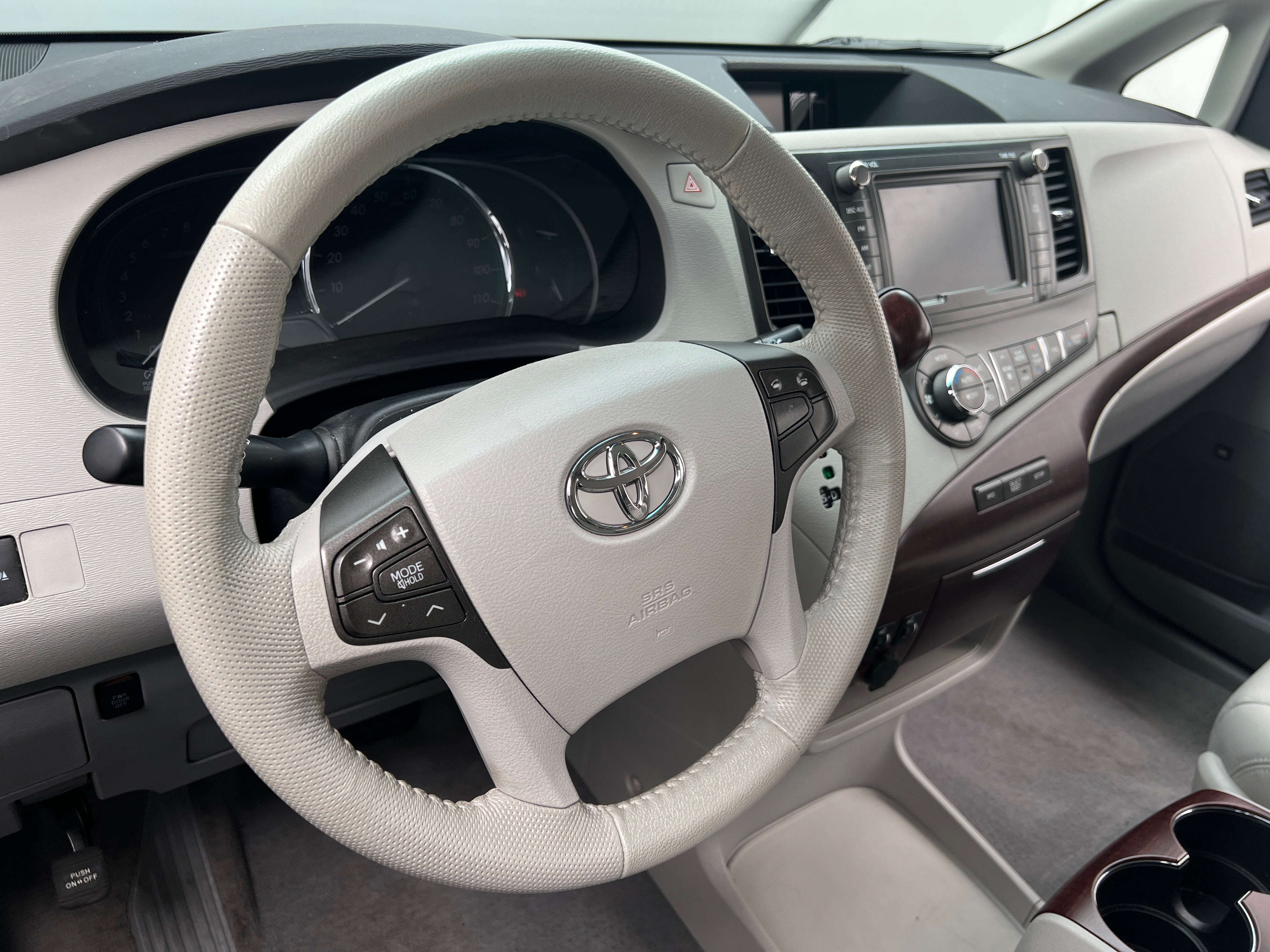 2011 Toyota Sienna XLE 4