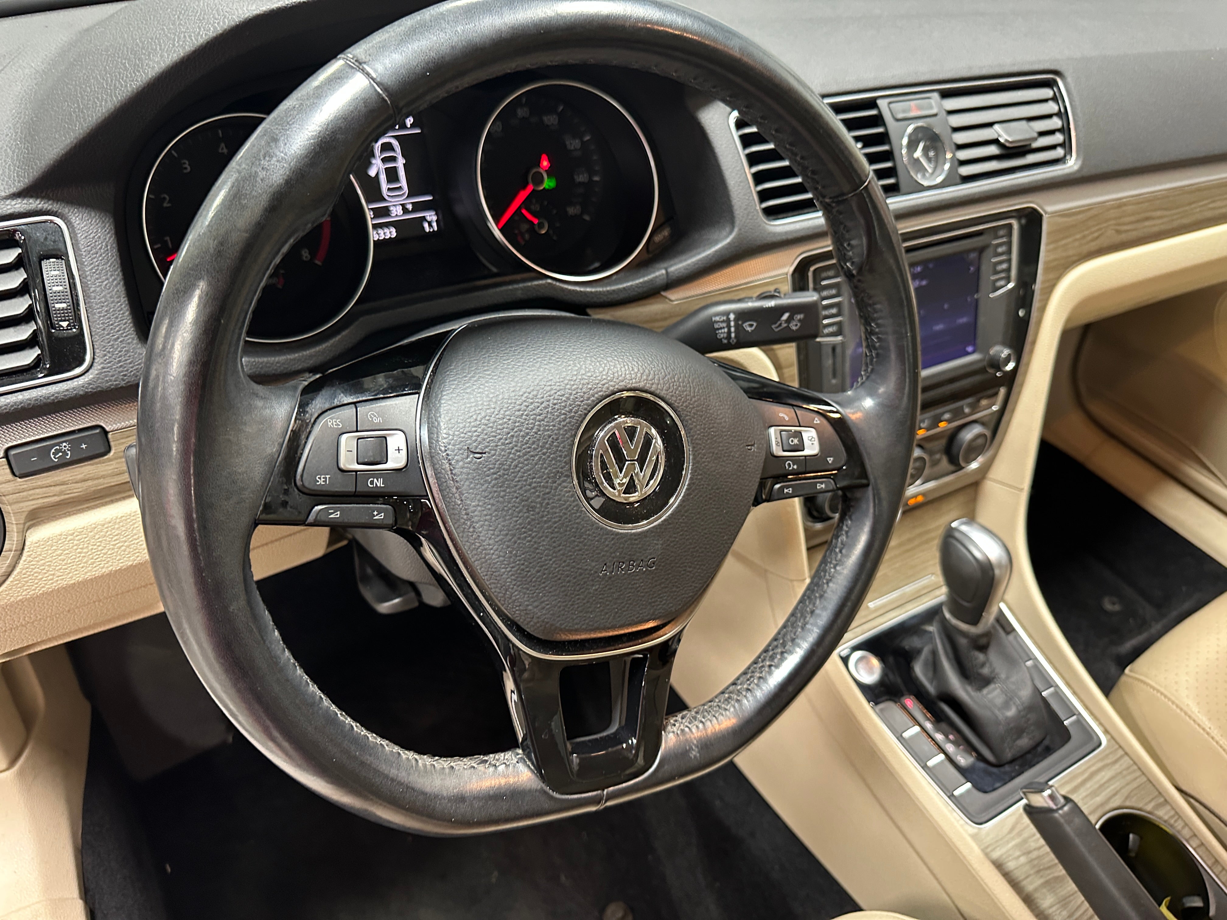 2017 Volkswagen Passat SE 4