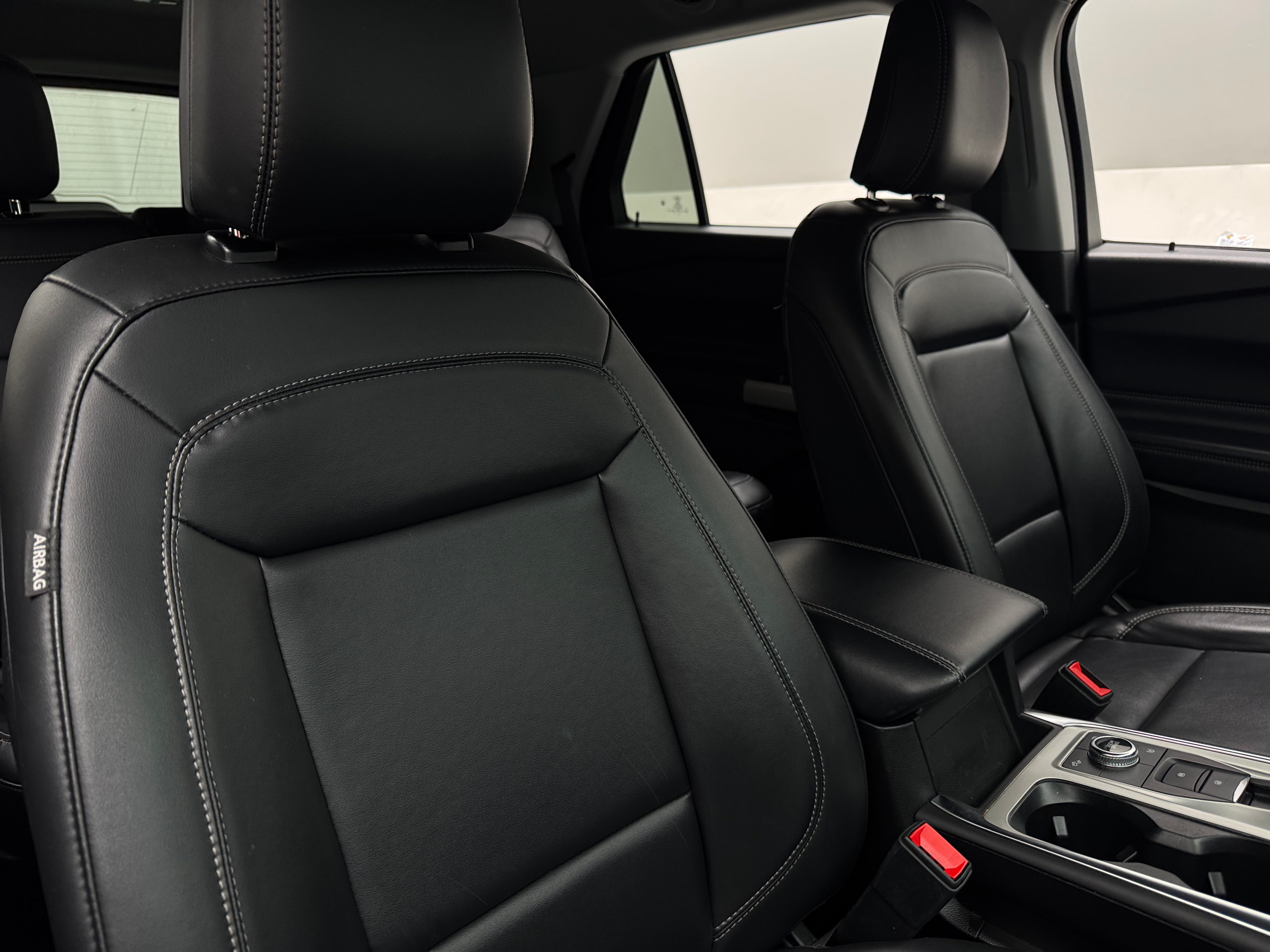 2023 Ford Explorer XLT 2