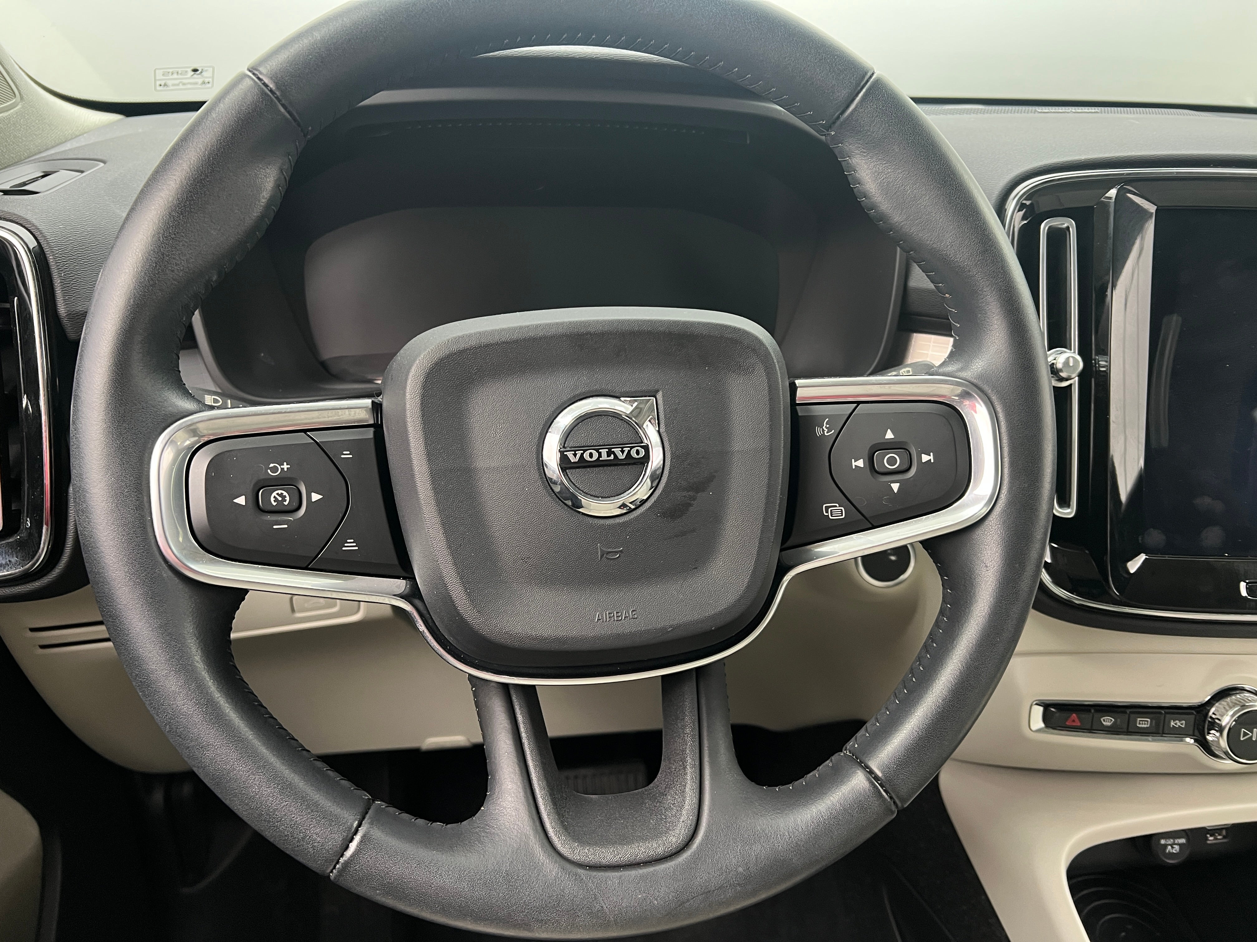 2019 Volvo XC40 T4 Momentum 4