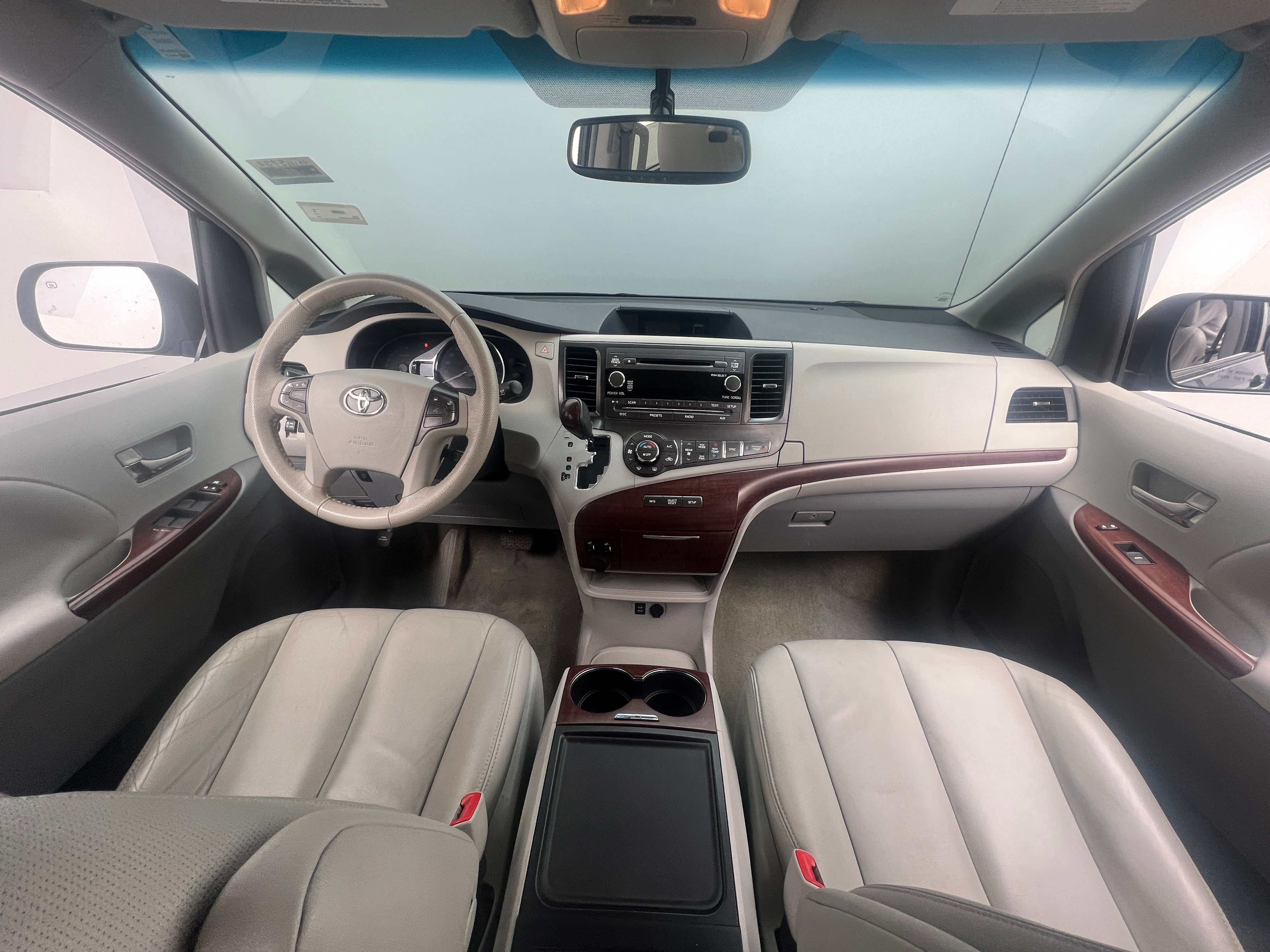 2014 Toyota Sienna XLE 2