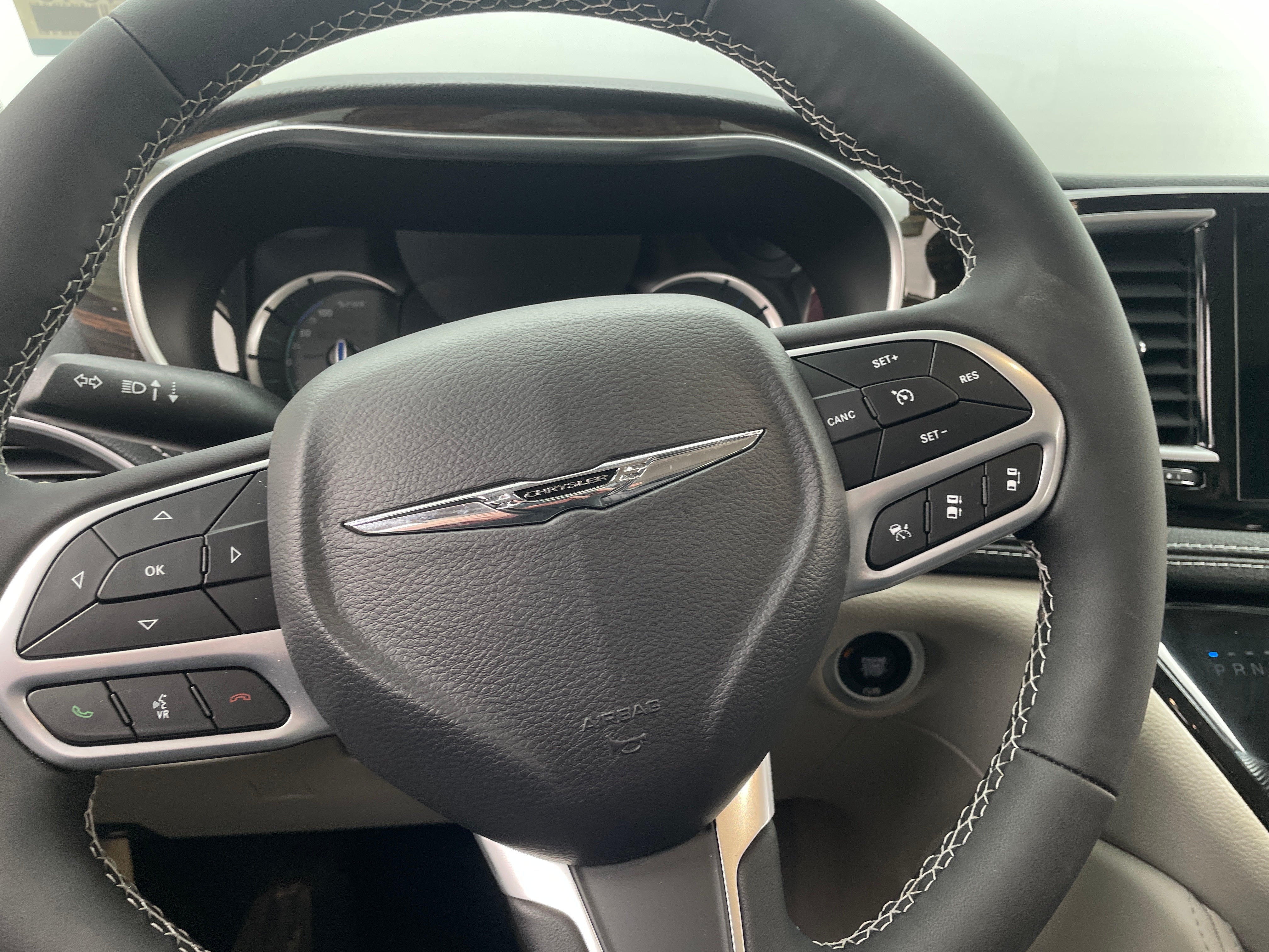 2023 Chrysler Pacifica Hybrid Limited 4