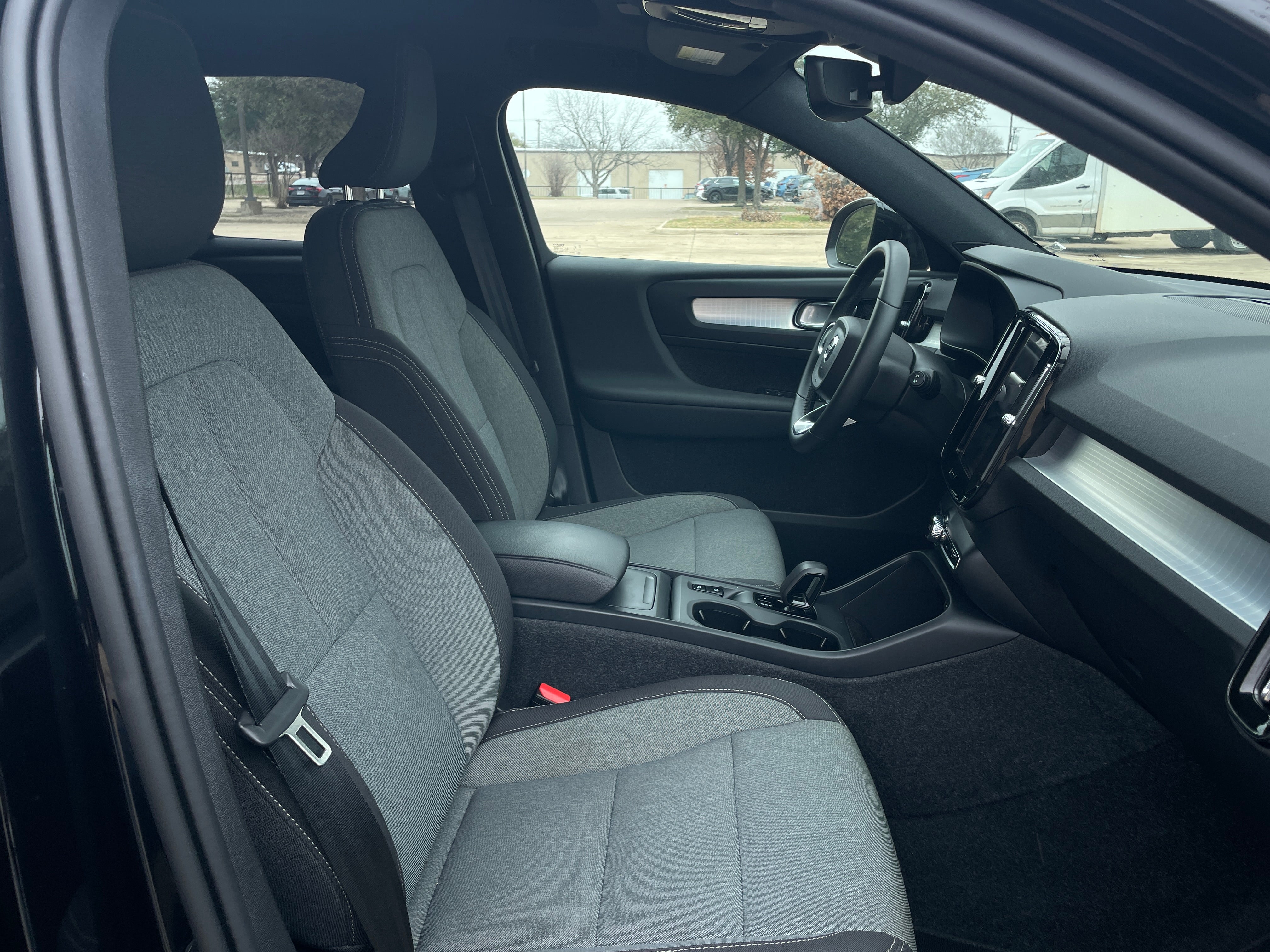 2024 Volvo XC40 B5 Core 2