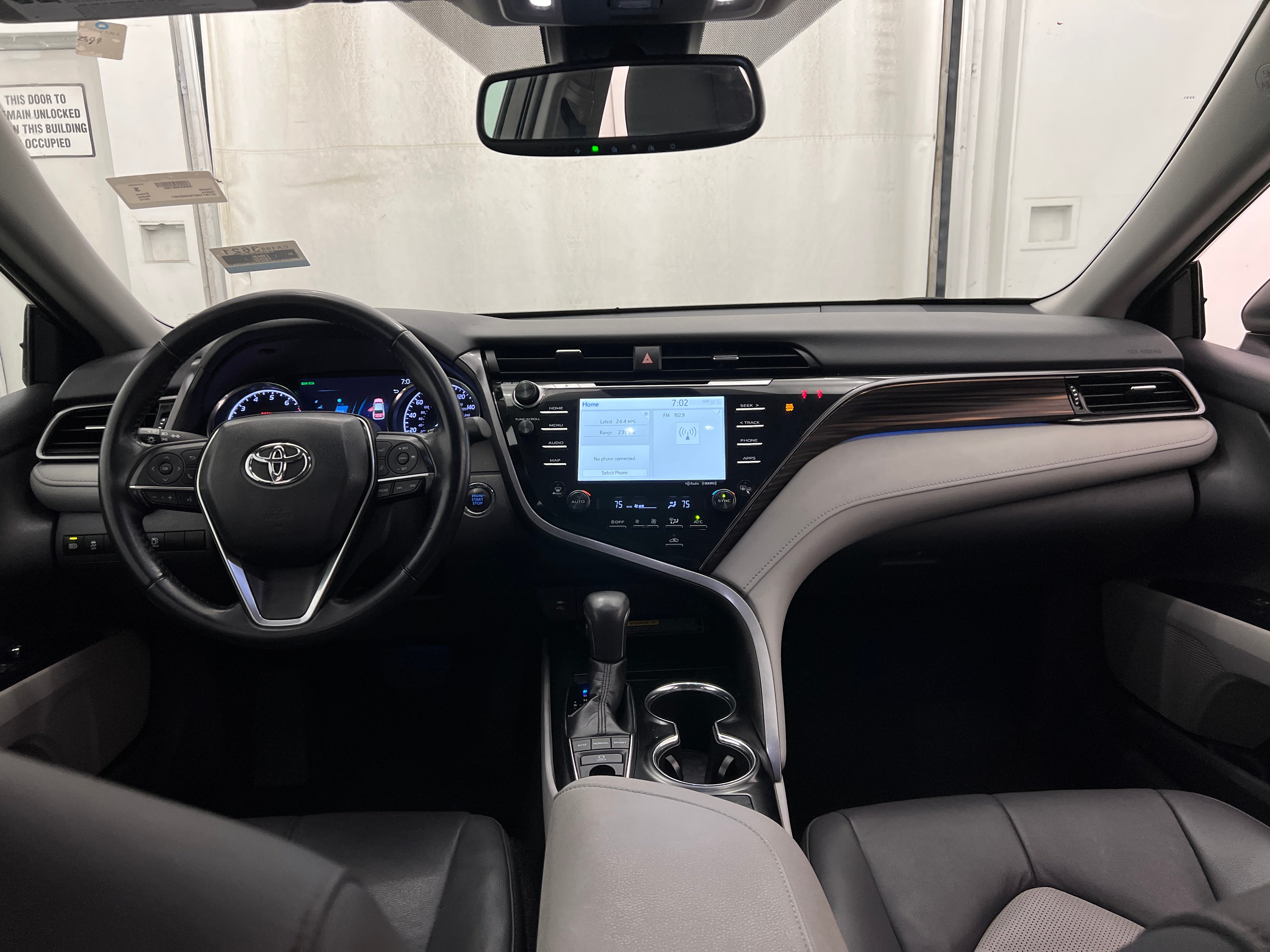 2019 Toyota Camry XLE 3