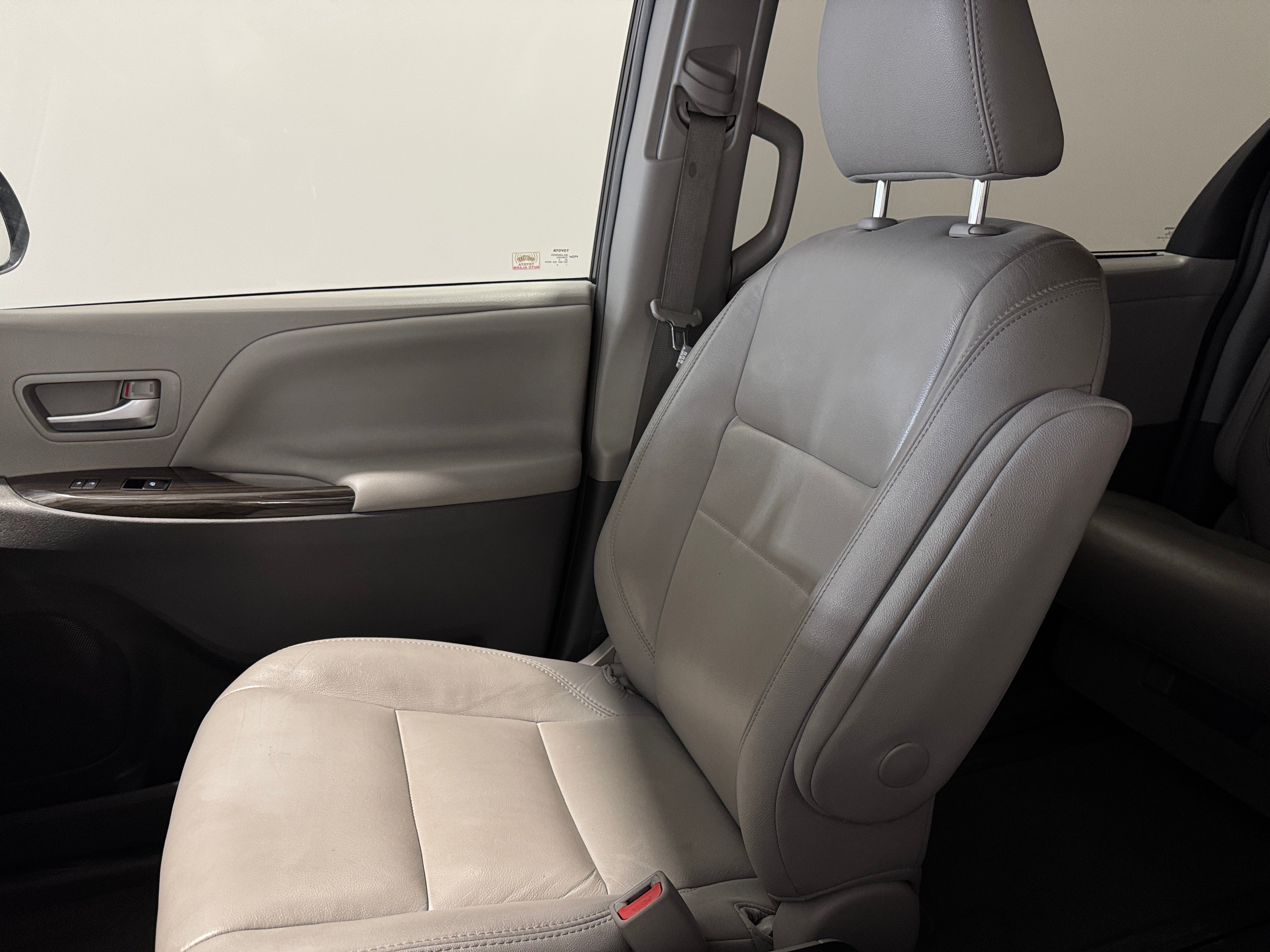 2018 Toyota Sienna XLE Premium 2