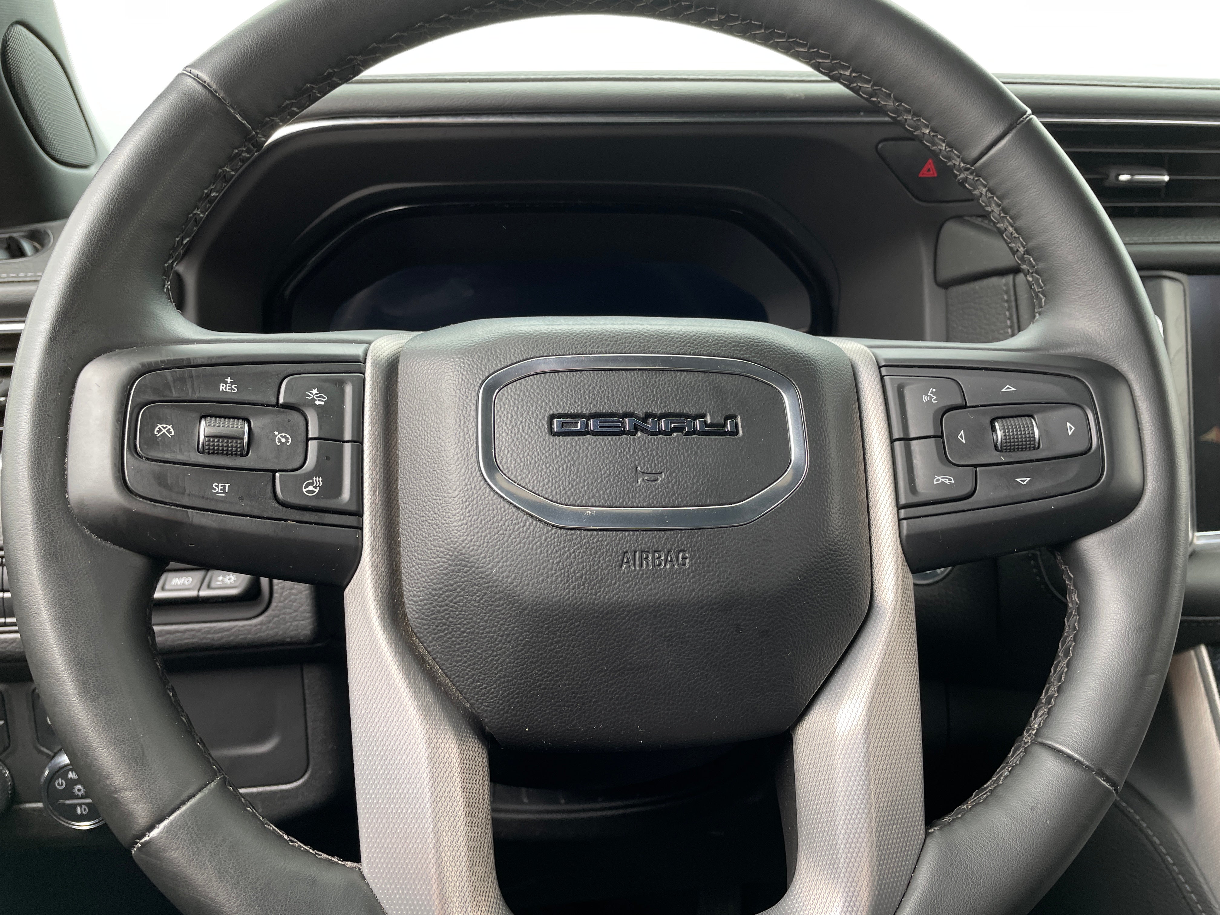 2023 GMC Yukon Denali 4